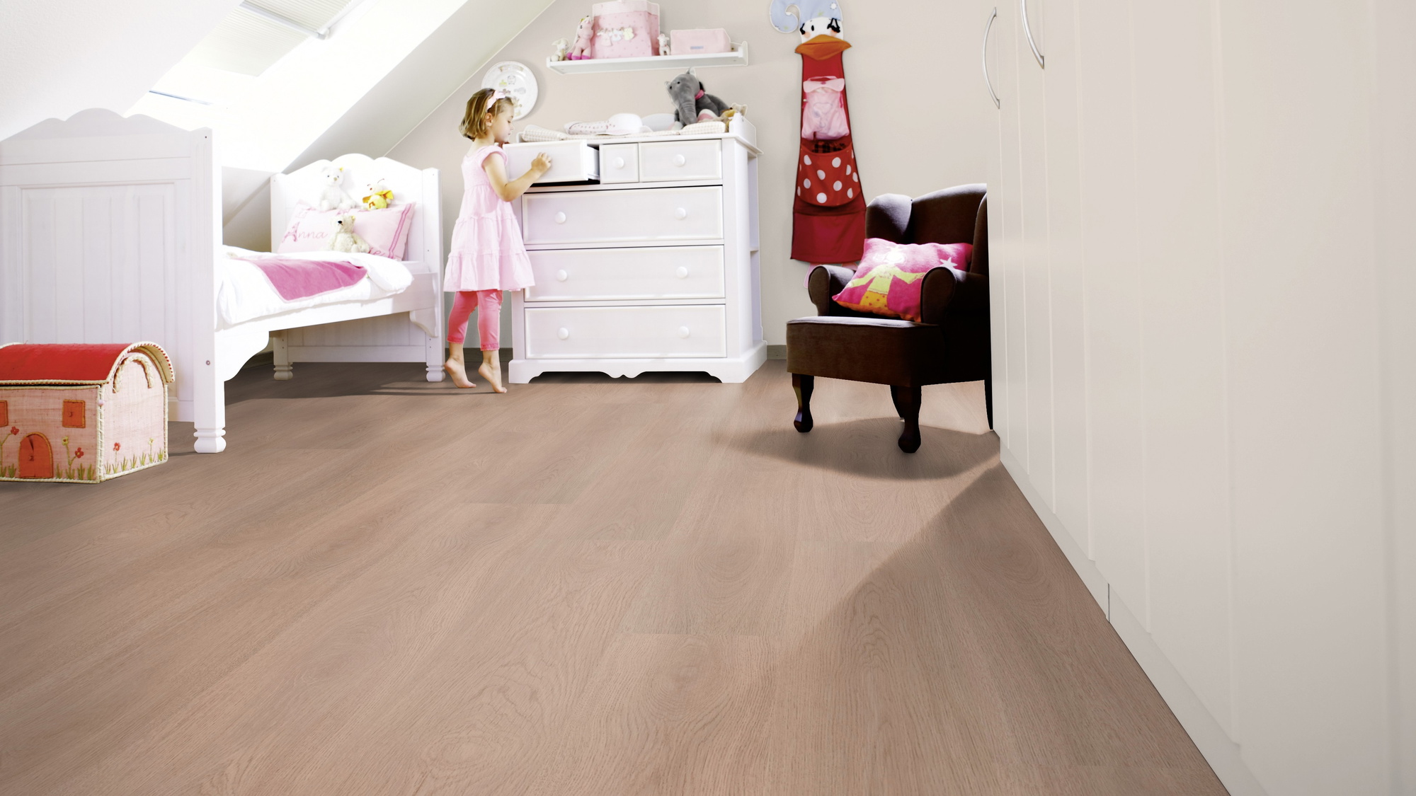 Milieubild Kinderzimmer mit weißer Kommode - wineo PL306R