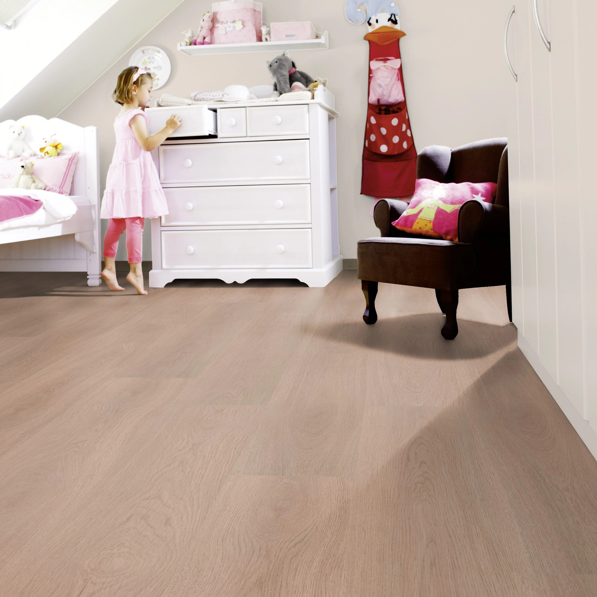 Milieubild Kinderzimmer mit weißer Kommode - wineo Klebe-Bioboden PURLINE wineo 1000 wood XL Calm Oak Shell Milieubild Kinderzimmer mit weißer Kommode - wineo PL306R