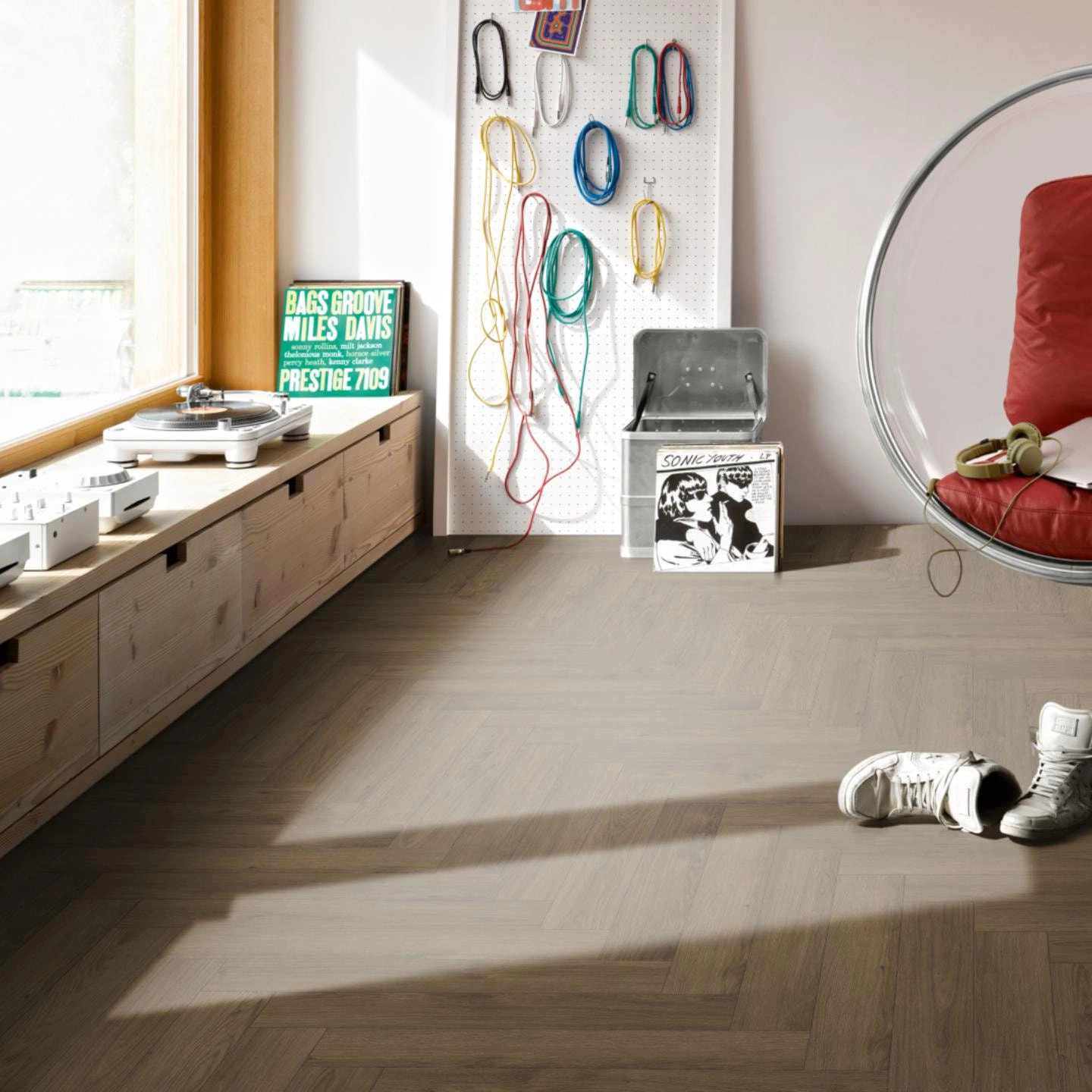 Milieubild Musikzimmer mit Plattenspieler - Parador Laminat Trendtime 3 Eiche Mont Blanc dunkelbraun Milieubild Musikzimmer mit Plattenspieler - Parador 1748754