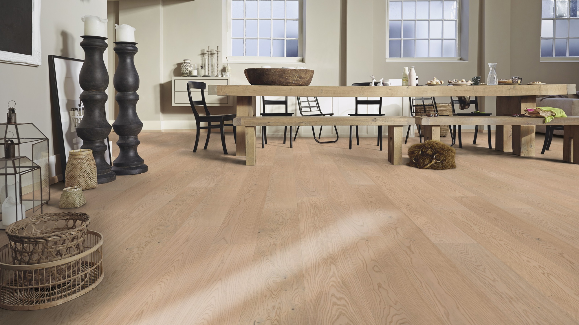 Milieubild Esszimmer mit großem Tisch - MEISTER Furnierboden HD 100 Natureflex Eiche lebhaft cremeweiß Milieubild Esszimmer mit großem Tisch - MEISTER 500139-2200210-20014
