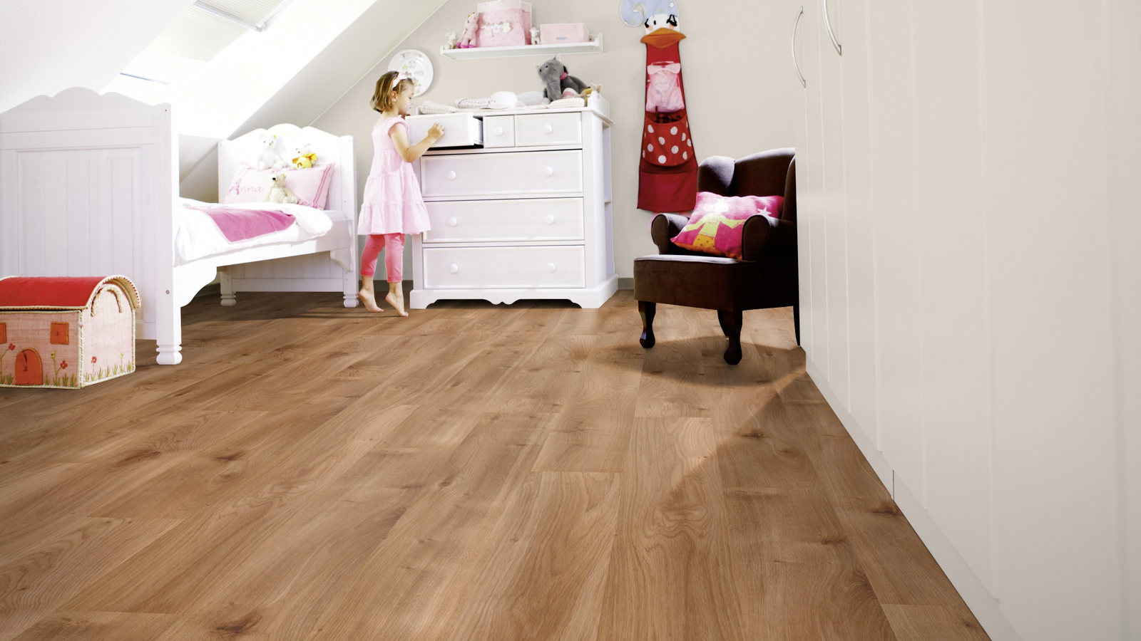Milieubild Kinderzimmer mit weißer Kommode - wineo PLC300R