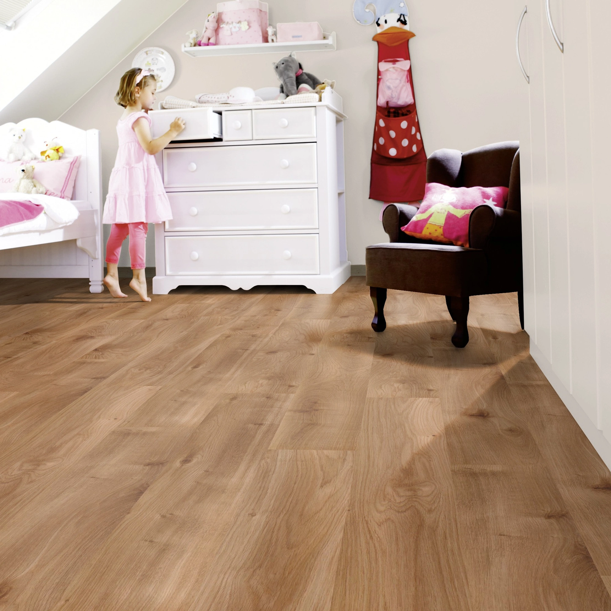 Milieubild Kinderzimmer mit weißer Kommode - wineo Klick-Bioboden PURLINE wineo 1000 wood L Intensive Oak Caramel Milieubild Kinderzimmer mit weißer Kommode - wineo PLC300R