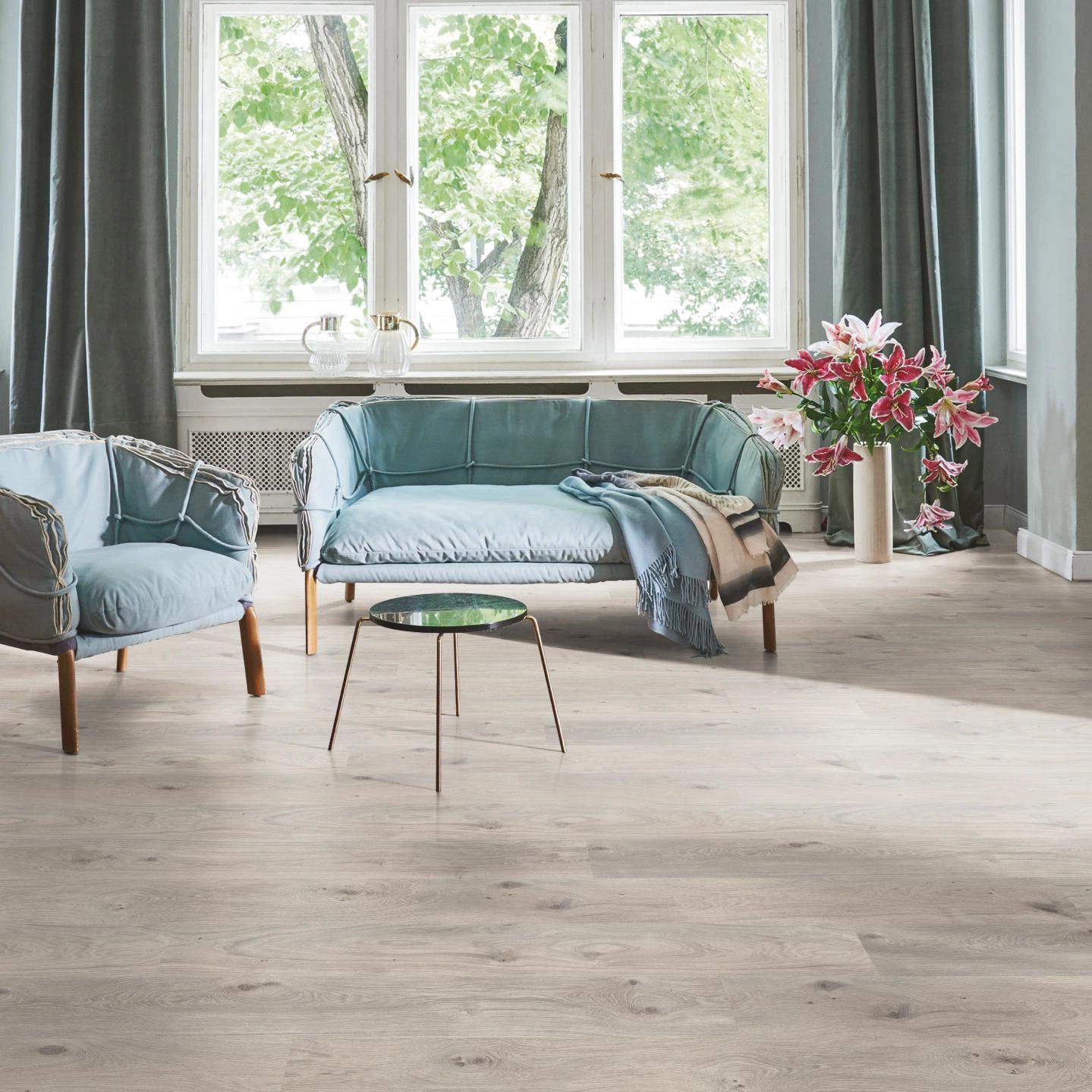 Milieubild Wohnzimmer in Stadtwohnung - Parador Laminat Basic 400 Eiche Natur Grau Milieubild Wohnzimmer in Stadtwohnung - Parador 1593798