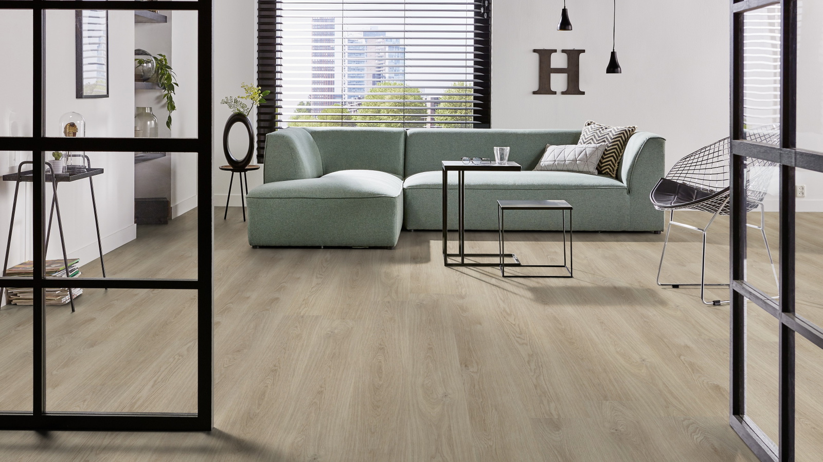 Milieubild Modernes Wohnzimmer mit mintgrünem Sofa - Forbo Flooring 217618