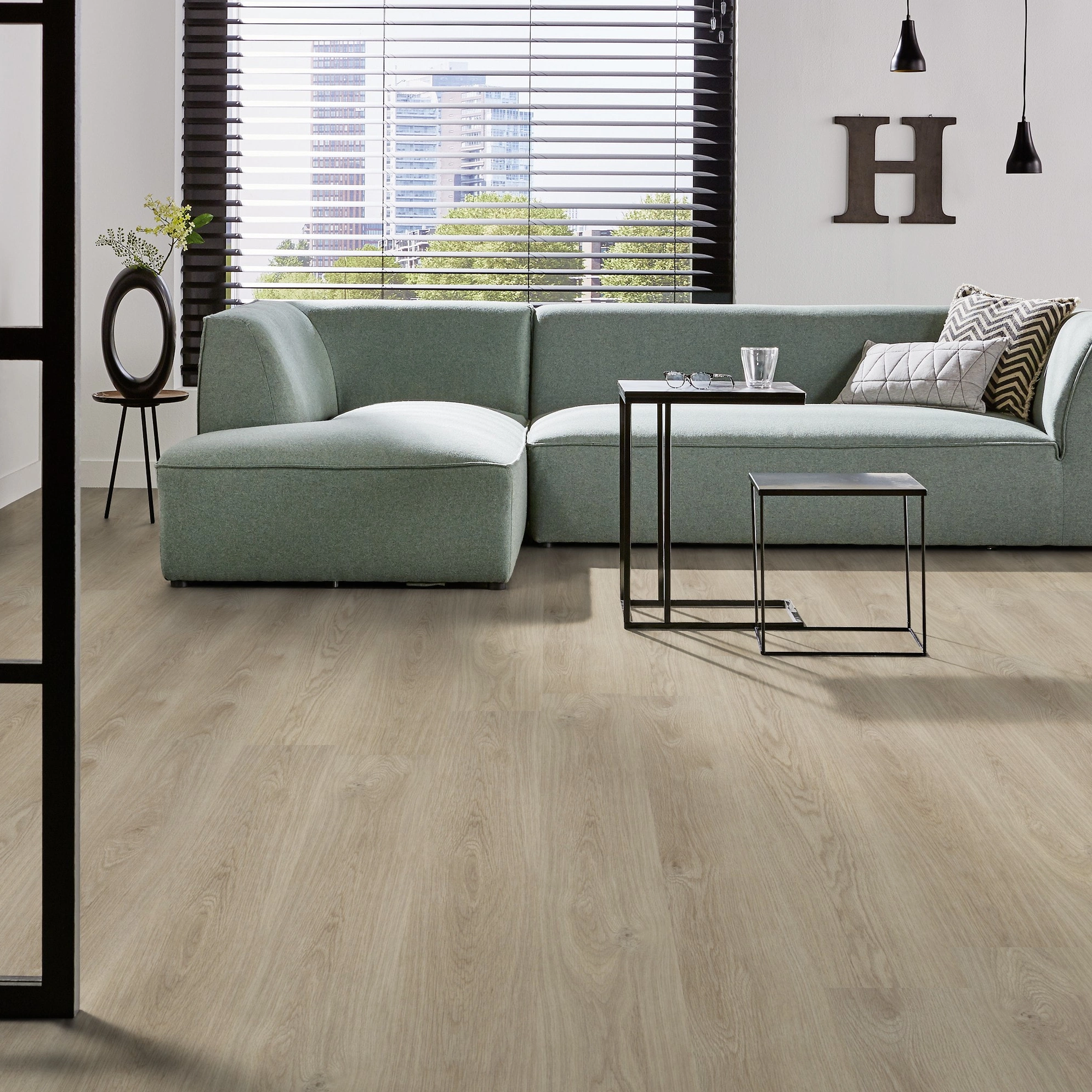Milieubild Modernes Wohnzimmer mit mintgrünem Sofa - Forbo Flooring Klebe-Vinyl Enduro Dryback Wood Washed Oak Milieubild Modernes Wohnzimmer mit mintgrünem Sofa - Forbo Flooring 217618