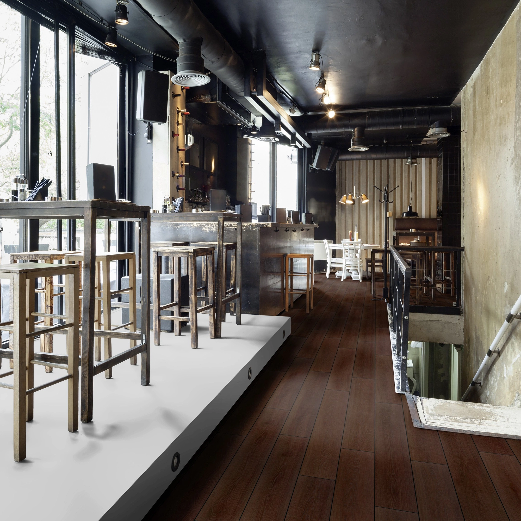 Milieubild Restaurant - Bar mit Tischen und Hockern - wineo HDF Klick-Bioboden PURLINE wineo 1000 wood XL Calm Oak Mocca Milieubild Restaurant - Bar mit Tischen und Hockern - wineo MLP307R