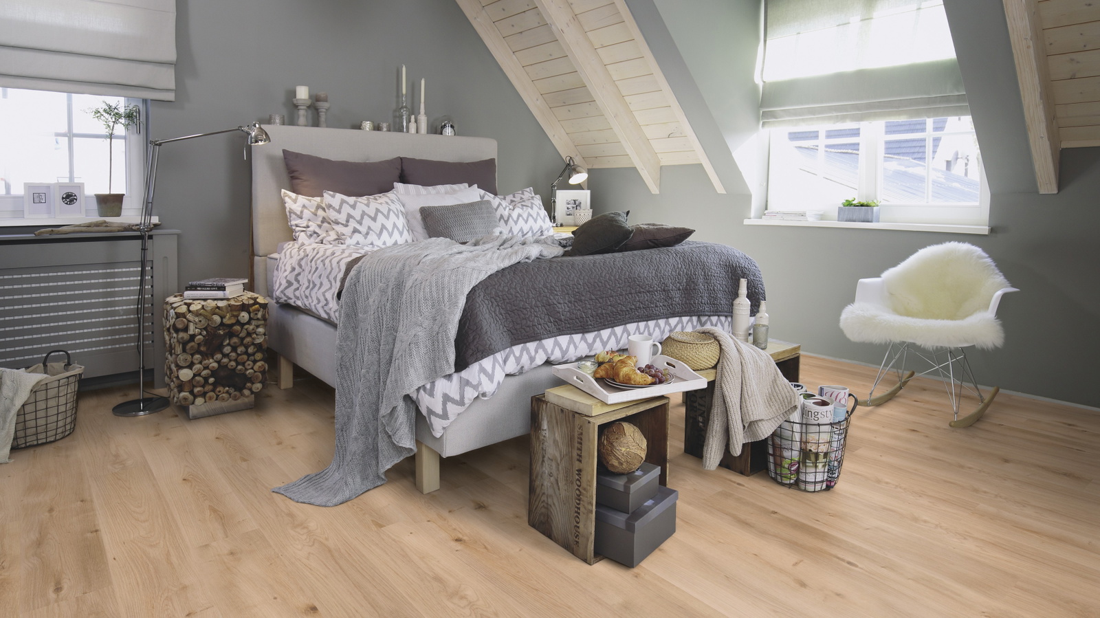Milieubild Schlafzimmer im modernen Dachgeschoss - wineo MLP299R