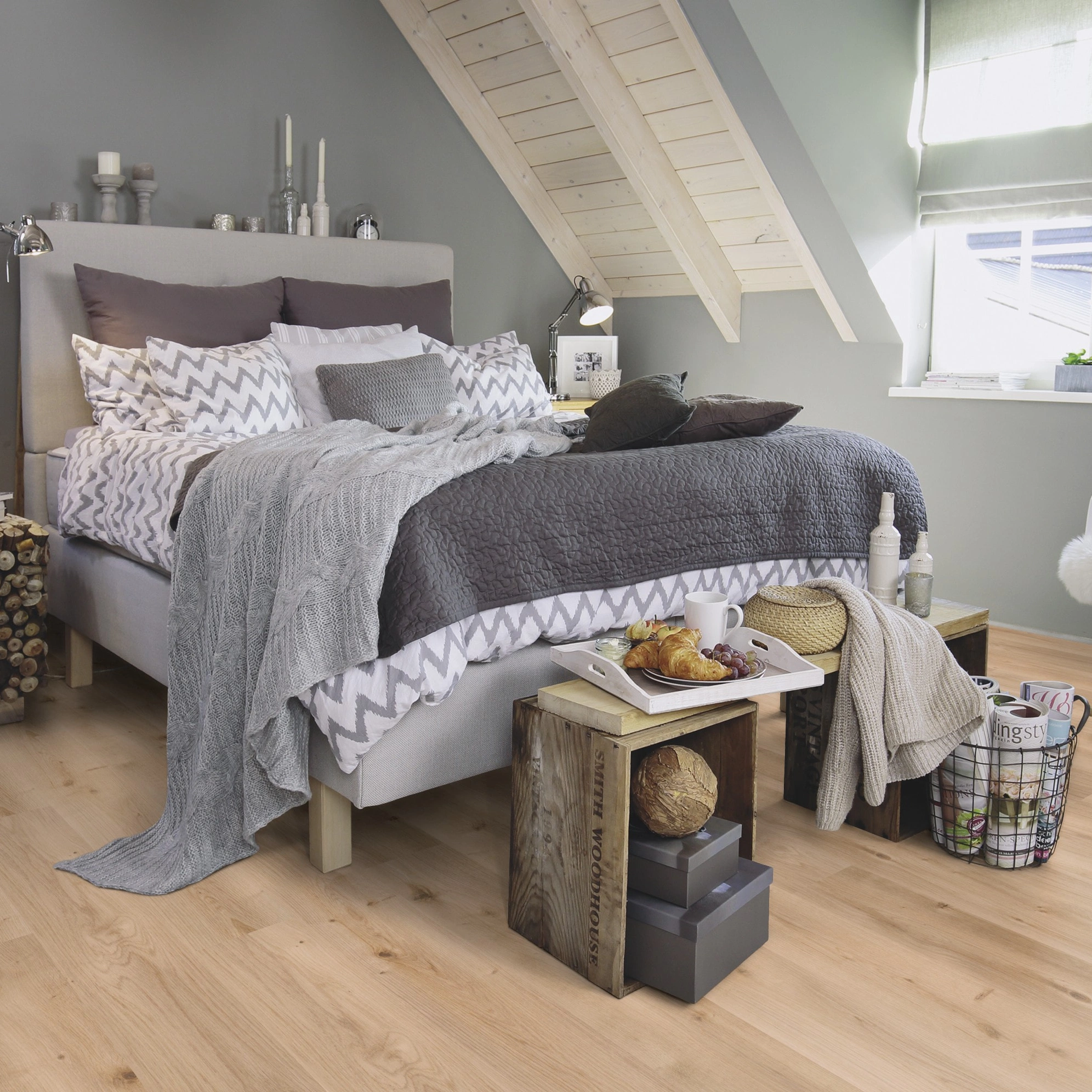 Milieubild Schlafzimmer im modernen Dachgeschoss - wineo HDF Klick-Bioboden PURLINE wineo 1000 wood L Intensive Oak Honey Milieubild Schlafzimmer im modernen Dachgeschoss - wineo MLP299R