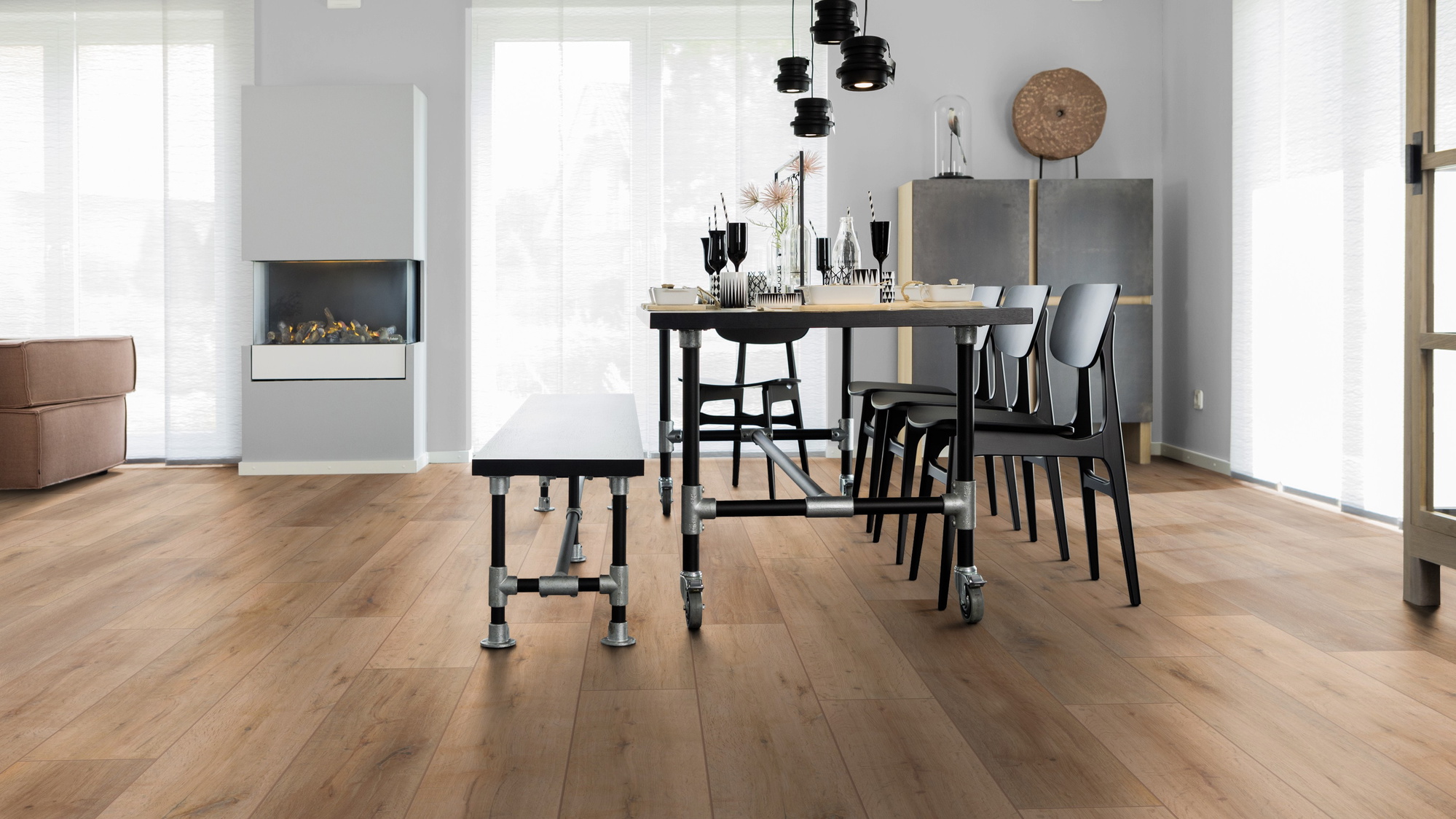 Milieubild Esszimmer mit Kamin - wineo HDF Klick-Bioboden PURLINE wineo 1000 wood XL Rustic Oak Ginger Milieubild Esszimmer mit Kamin - wineo MLP314R