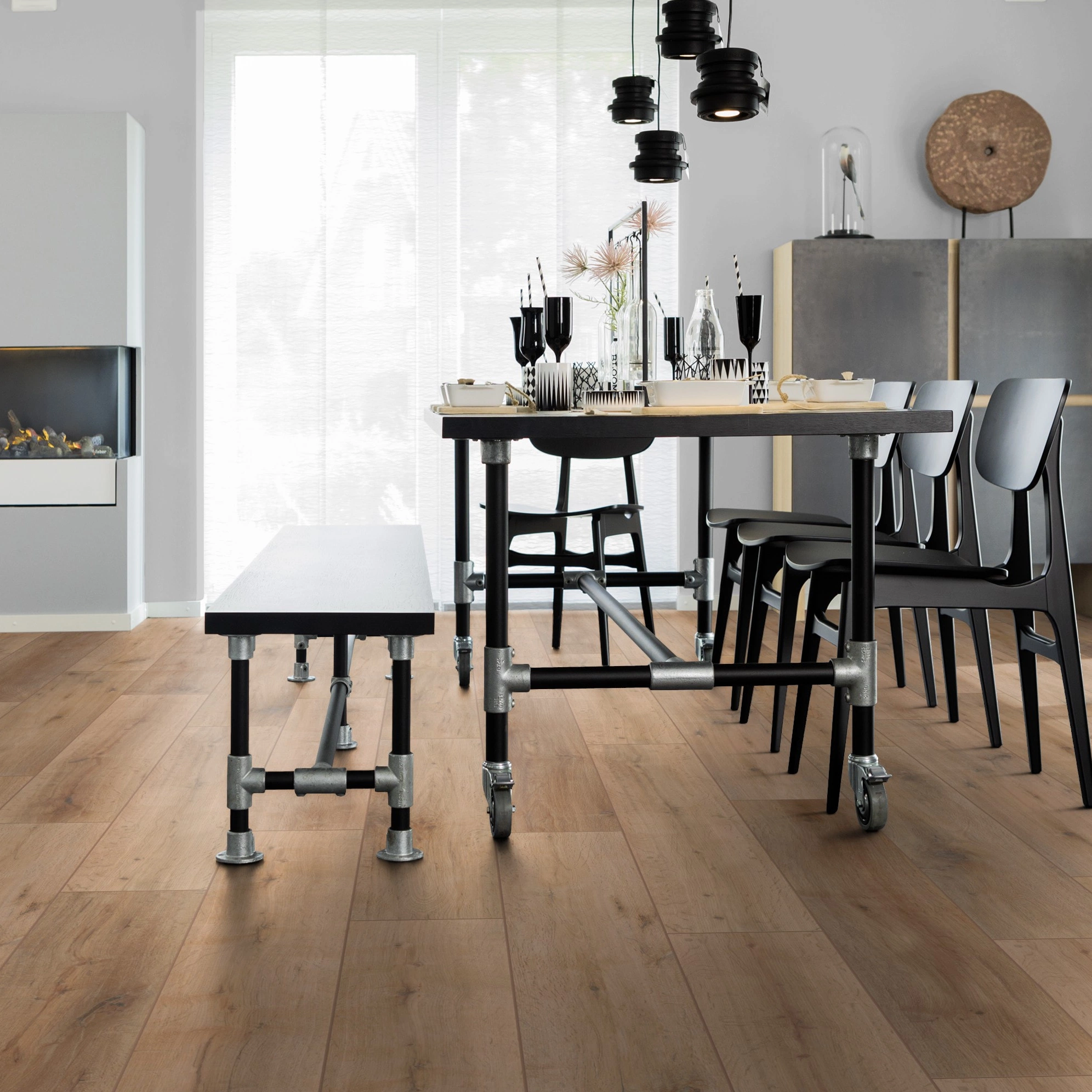 Milieubild Esszimmer mit Kamin - wineo HDF Klick-Bioboden PURLINE wineo 1000 wood XL Rustic Oak Ginger Milieubild Esszimmer mit Kamin - wineo MLP314R