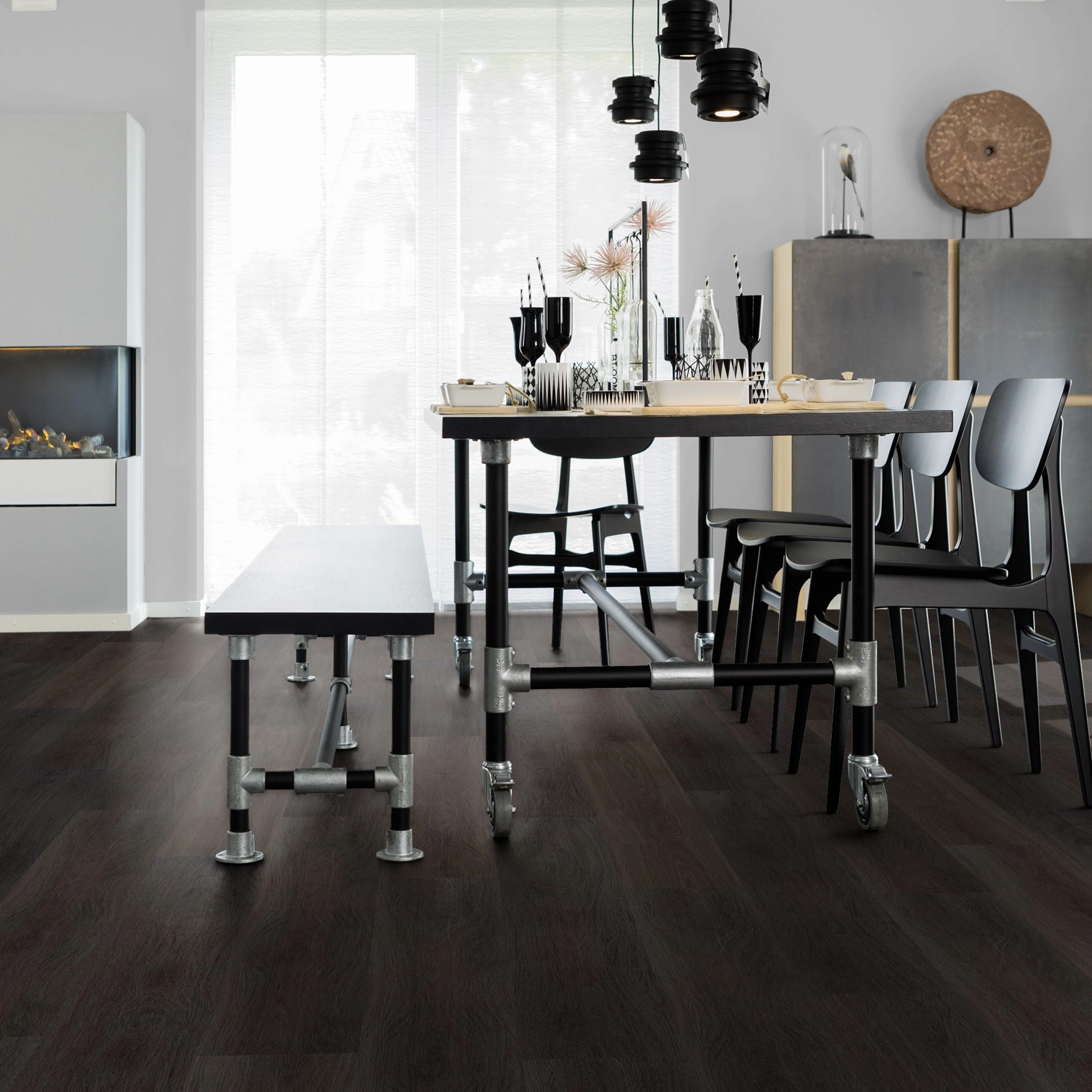 Milieubild Esszimmer mit Kamin - wineo Klebe-Bioboden PURLINE wineo 1000 wood L Soft Oak Pepper Milieubild Esszimmer mit Kamin - wineo PL304R