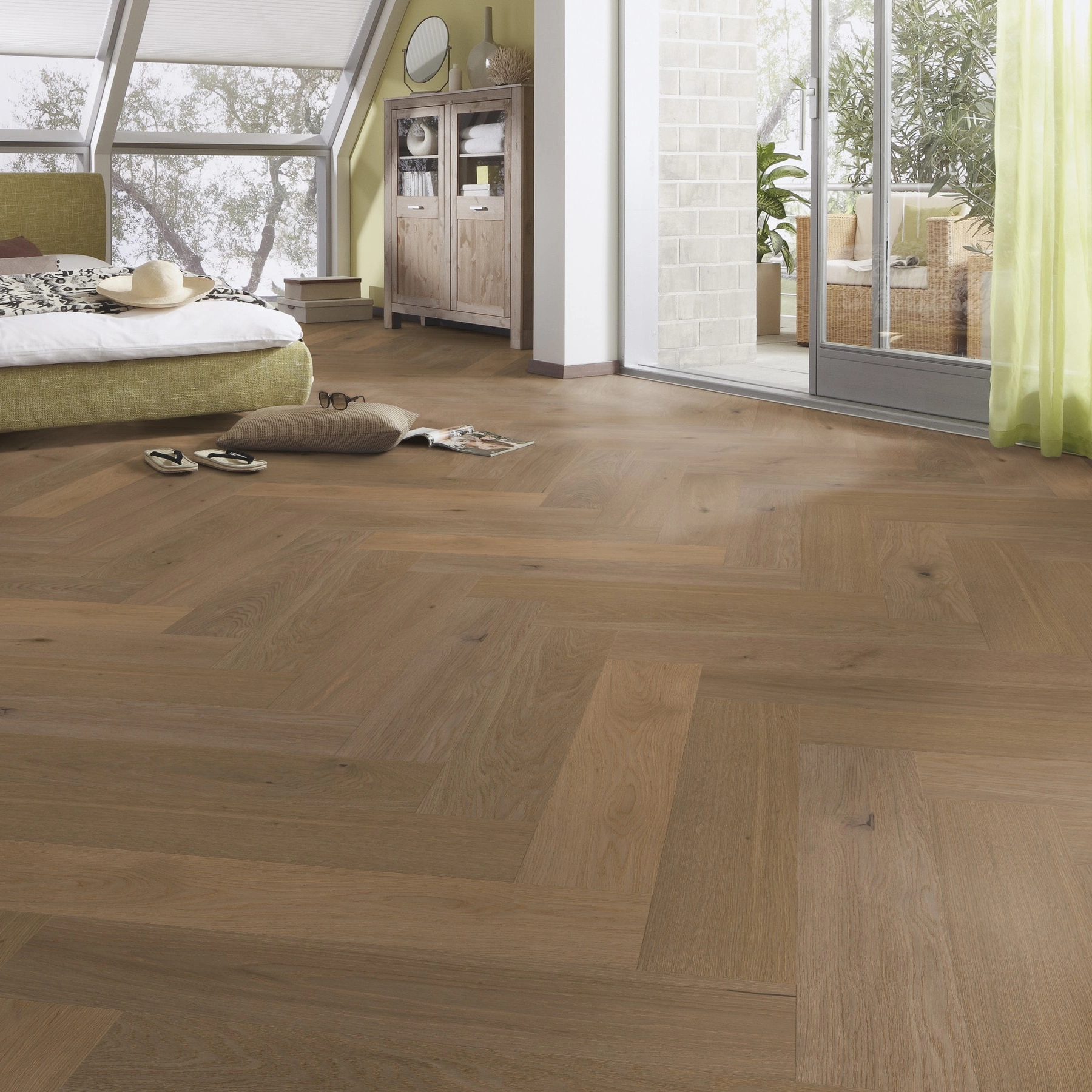 Milieubild Schlafzimmer im modernen Dachgeschoss - MEISTER Holzboden HS 500 Lindura Eiche classic greige Milieubild Schlafzimmer im modernen Dachgeschoss - MEISTER 500010-0700140-08931