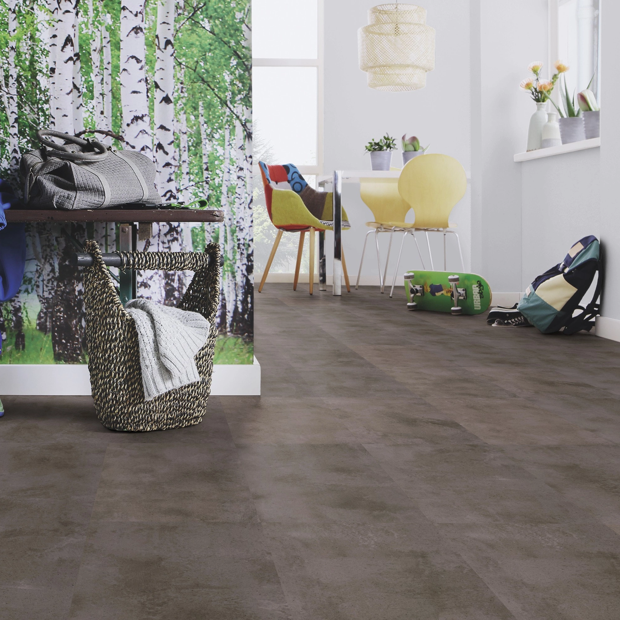 Milieubild Esszimmer mit Flur und Sitzbank - wineo Klebe-Bioboden PURLINE wineo 1000 stone L Urban Concrete Steel Milieubild Esszimmer mit Flur und Sitzbank - wineo PL319R