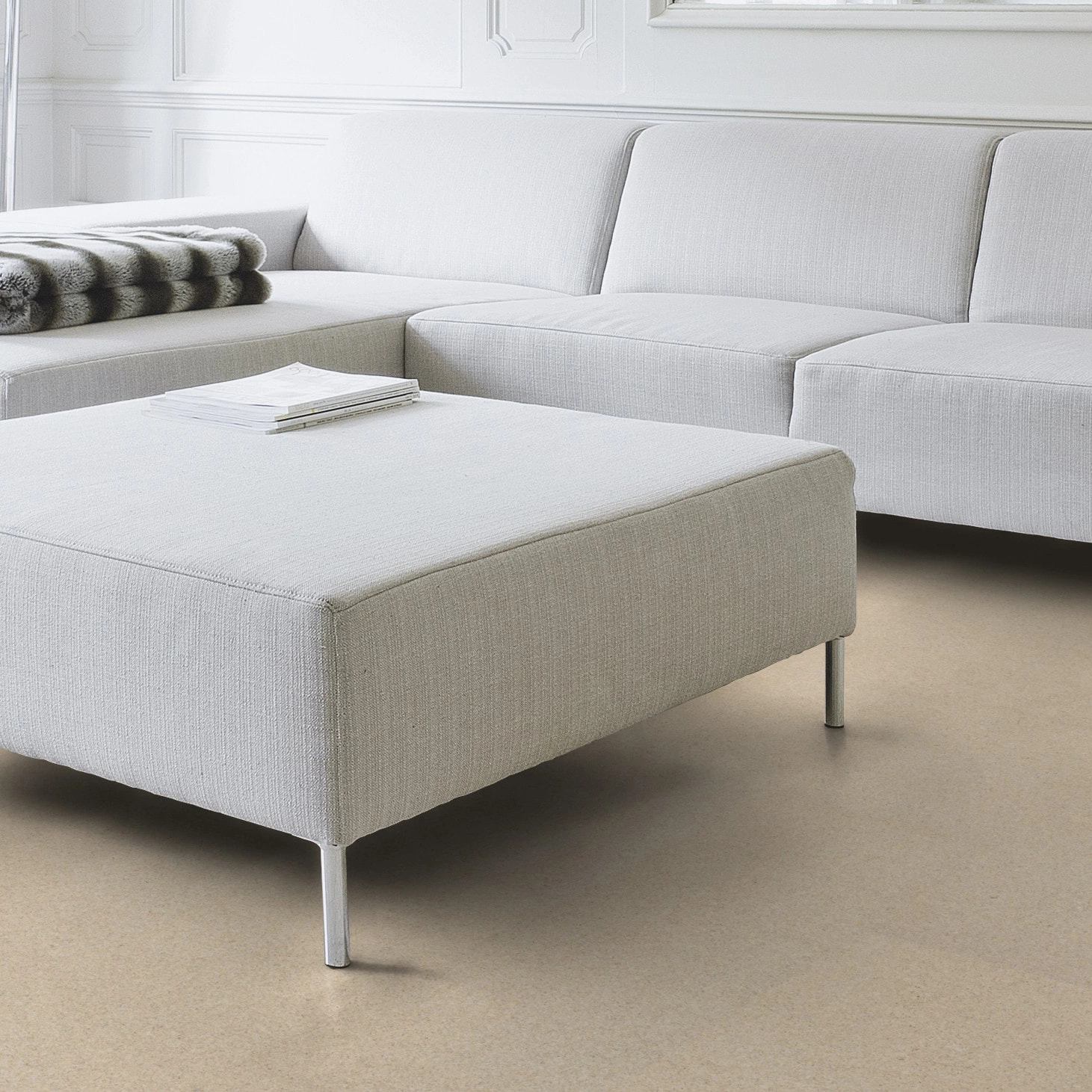 Milieubild Wohnzimmer mit Couch - Nahansicht - Wicanders Wise HDF Klick-Korkboden cork Go Grit Milieubild Wohnzimmer mit Couch - Nahansicht - Wicanders Wise 80002131