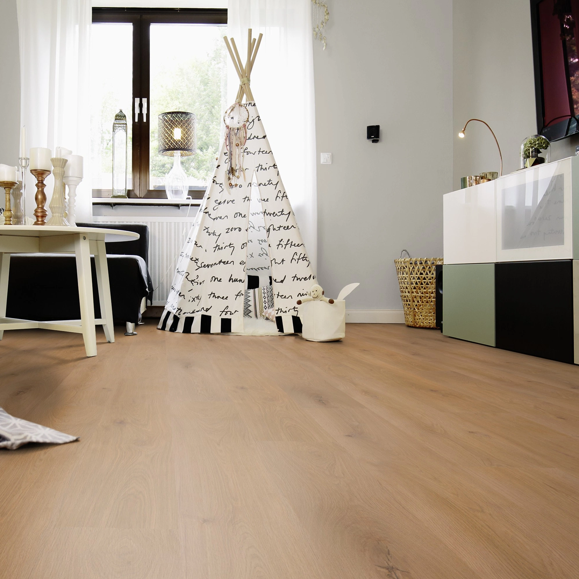 Milieubild Wohnzimmer mit Sideboard und Fernseher - wineo Klick-Bioboden PURLINE wineo 1000 wood XL Noble Oak Toffee Milieubild Wohnzimmer mit Sideboard und Fernseher - wineo PLC311R