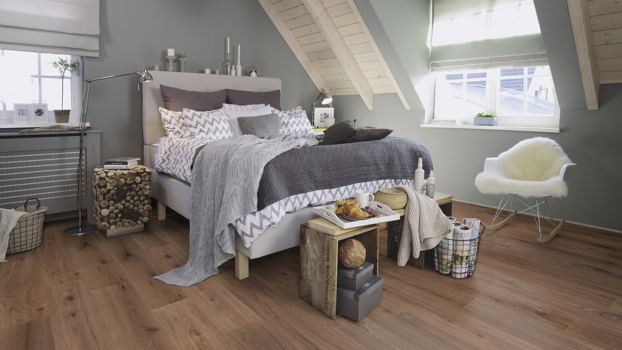 Milieubild Schlafzimmer im modernen Dachgeschoss - wineo Klebe-Bioboden PURLINE wineo 1000 wood L Strong Oak Cappuccino Milieubild Schlafzimmer im modernen Dachgeschoss - wineo PL303R