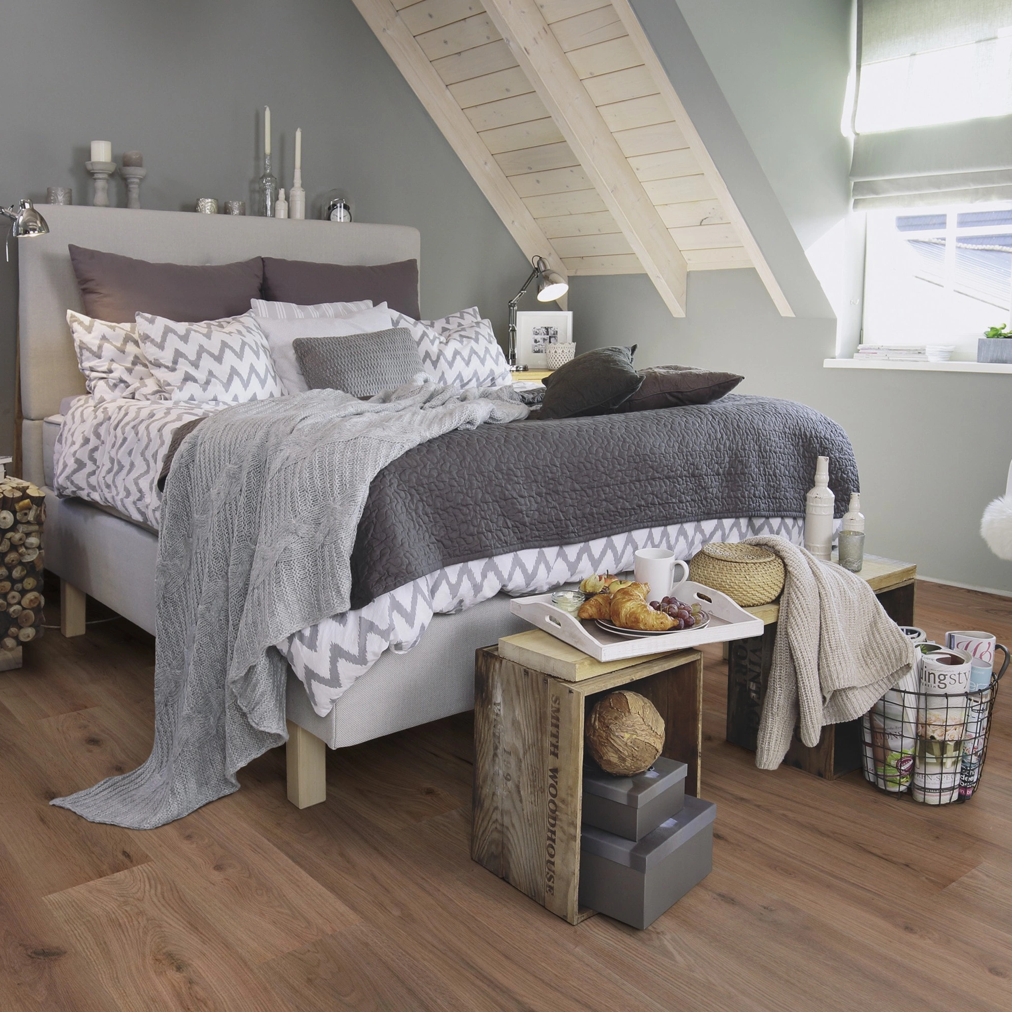 Milieubild Schlafzimmer im modernen Dachgeschoss - wineo Klebe-Bioboden PURLINE wineo 1000 wood L Strong Oak Cappuccino Milieubild Schlafzimmer im modernen Dachgeschoss - wineo PL303R