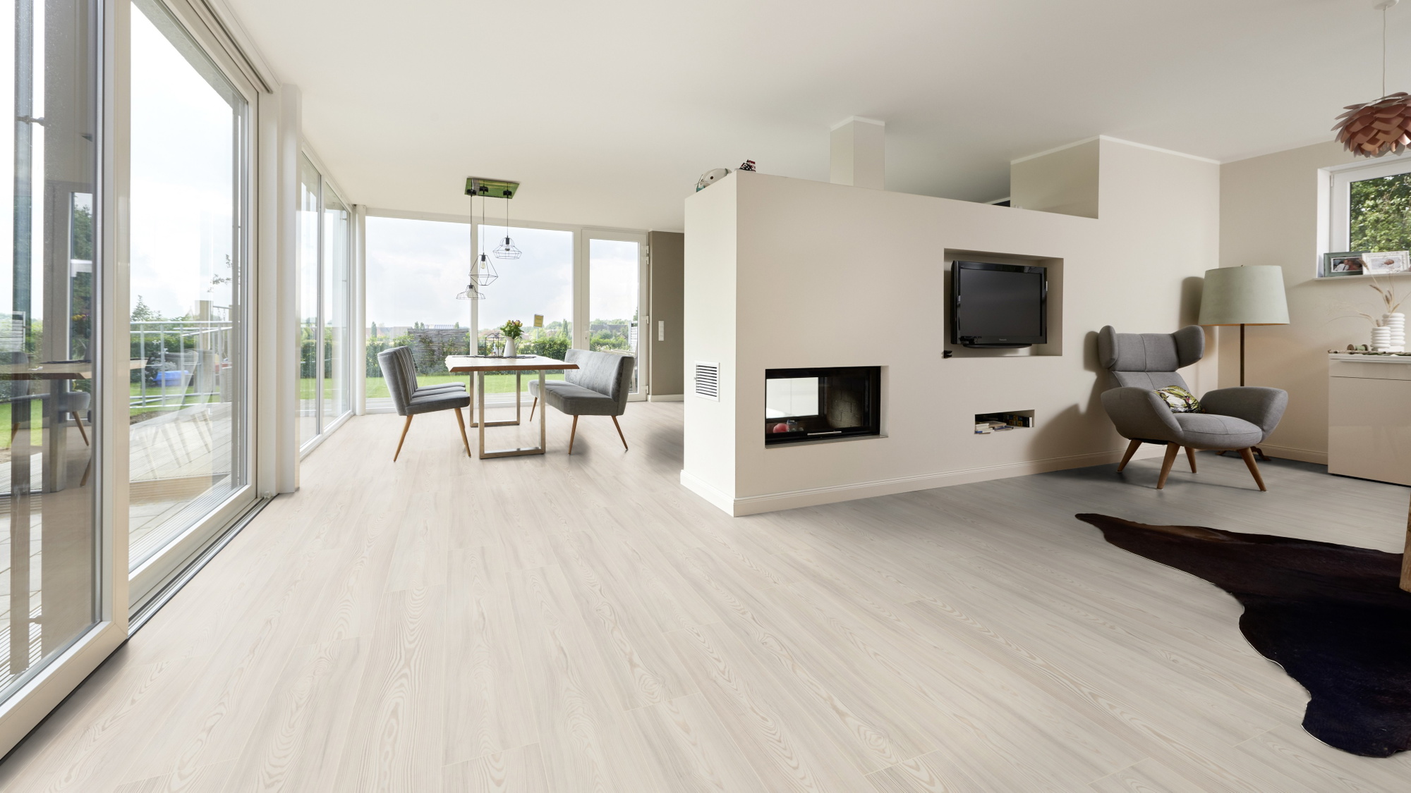 Milieubild Wohnzimmer mit Essbereich und Kamin - ter Hürne Klick-Designboden Dureco Strong Classic Edition Lärche Bornholm Milieubild Wohnzimmer mit Essbereich und Kamin - ter Hürne 1101260040