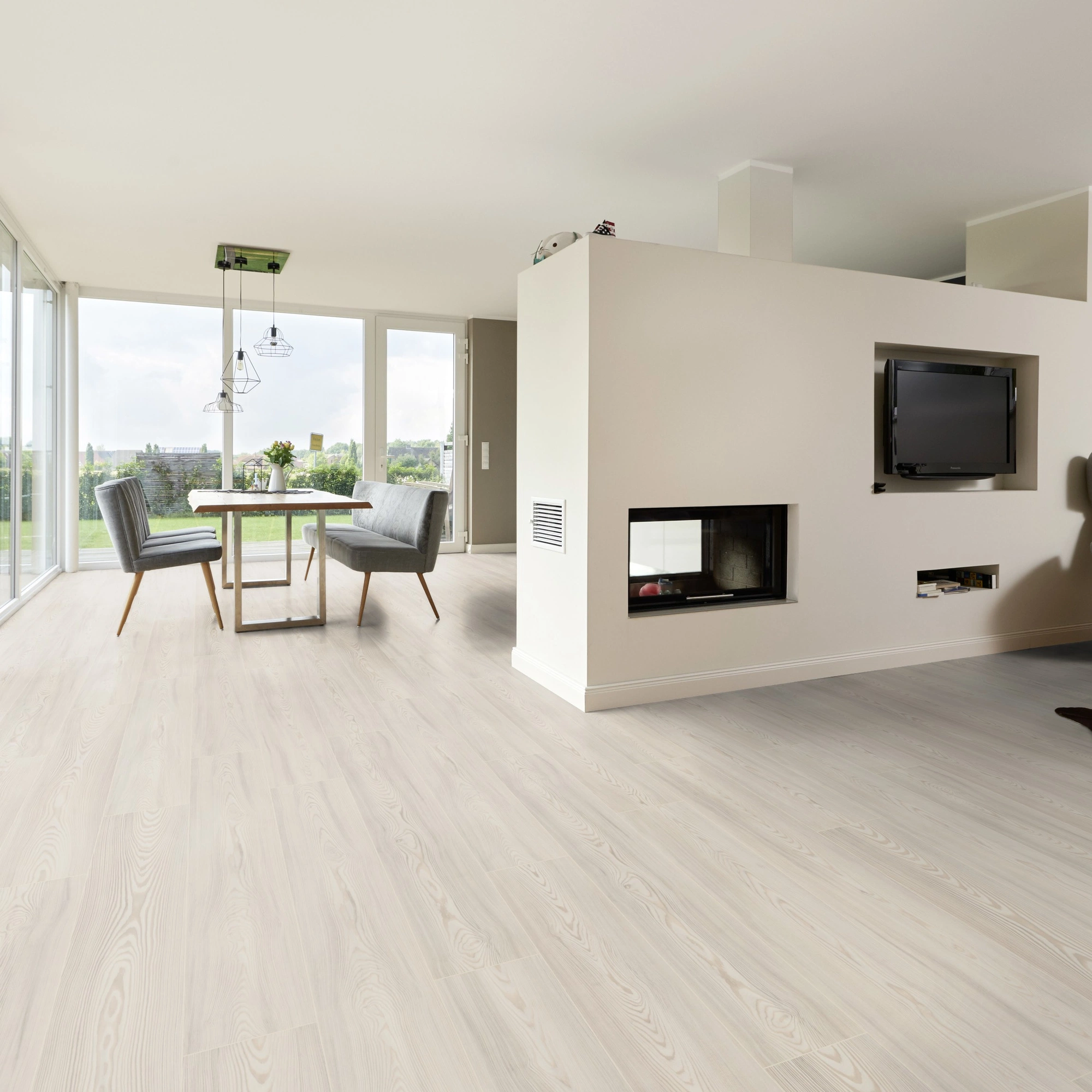 Milieubild Wohnzimmer mit Essbereich und Kamin - ter Hürne Klick-Designboden Dureco Strong Classic Edition Lärche Bornholm Milieubild Wohnzimmer mit Essbereich und Kamin - ter Hürne 1101260040