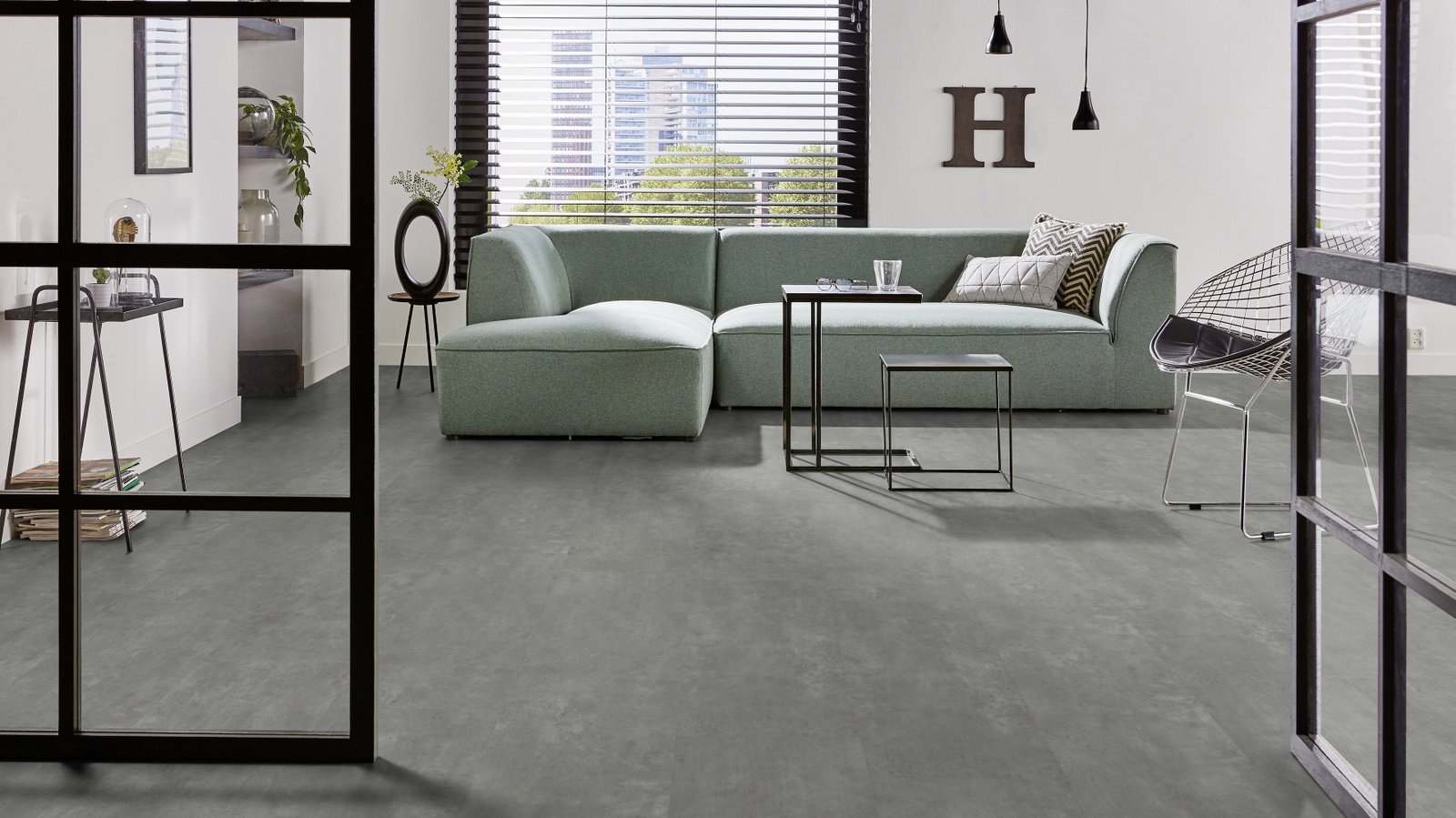 Milieubild Modernes Wohnzimmer mit mintgrünem Sofa - Forbo Flooring 217637