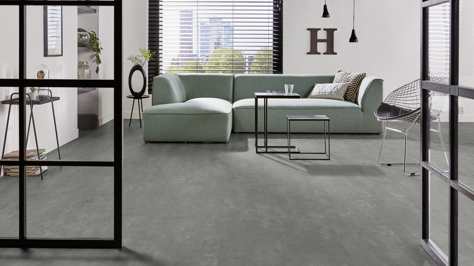 Milieubild Modernes Wohnzimmer mit mintgrünem Sofa - Forbo Flooring 217637