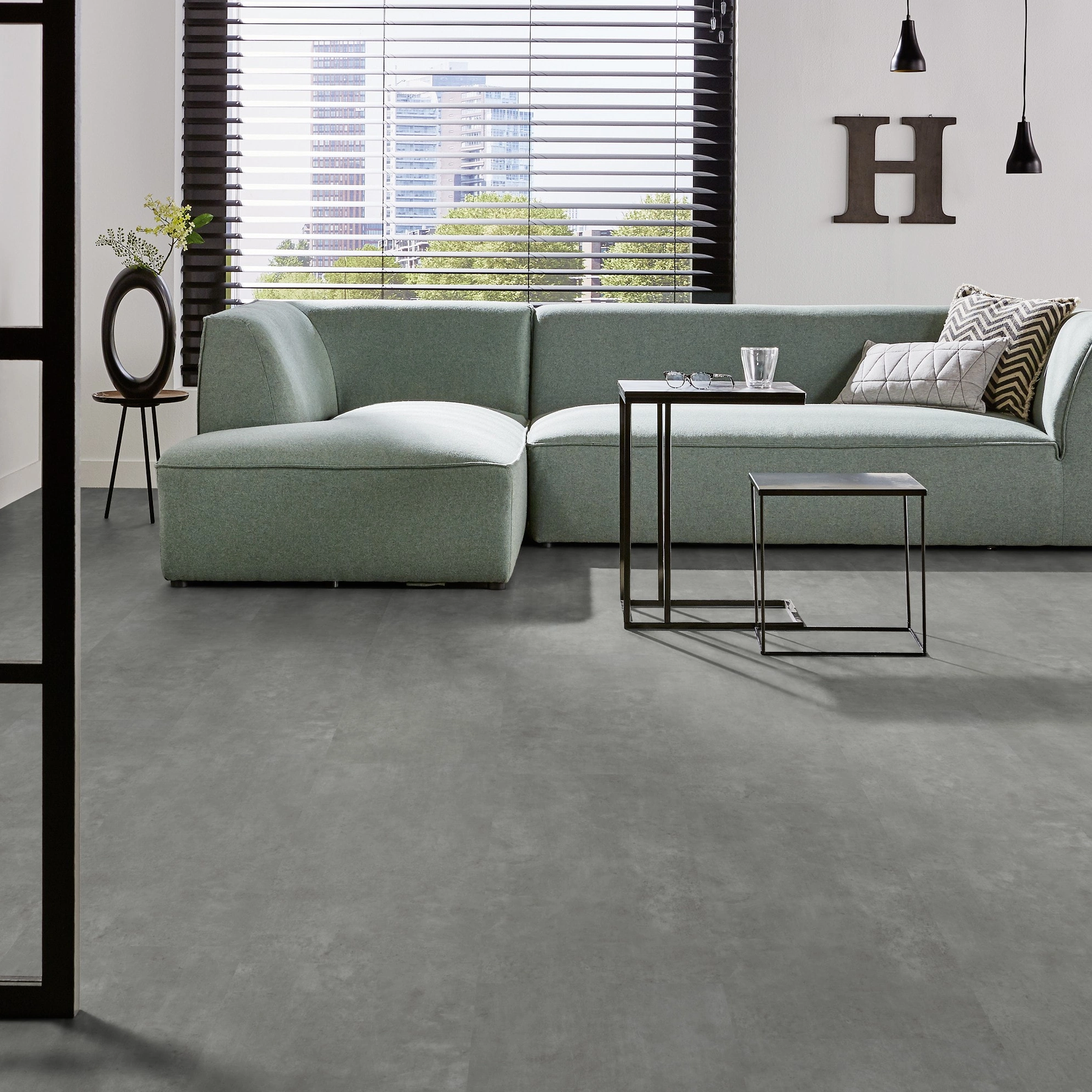 Milieubild Modernes Wohnzimmer mit mintgrünem Sofa - Forbo Flooring Klebe-Vinyl Enduro Dryback Material Light Concrete Milieubild Modernes Wohnzimmer mit mintgrünem Sofa - Forbo Flooring 217637