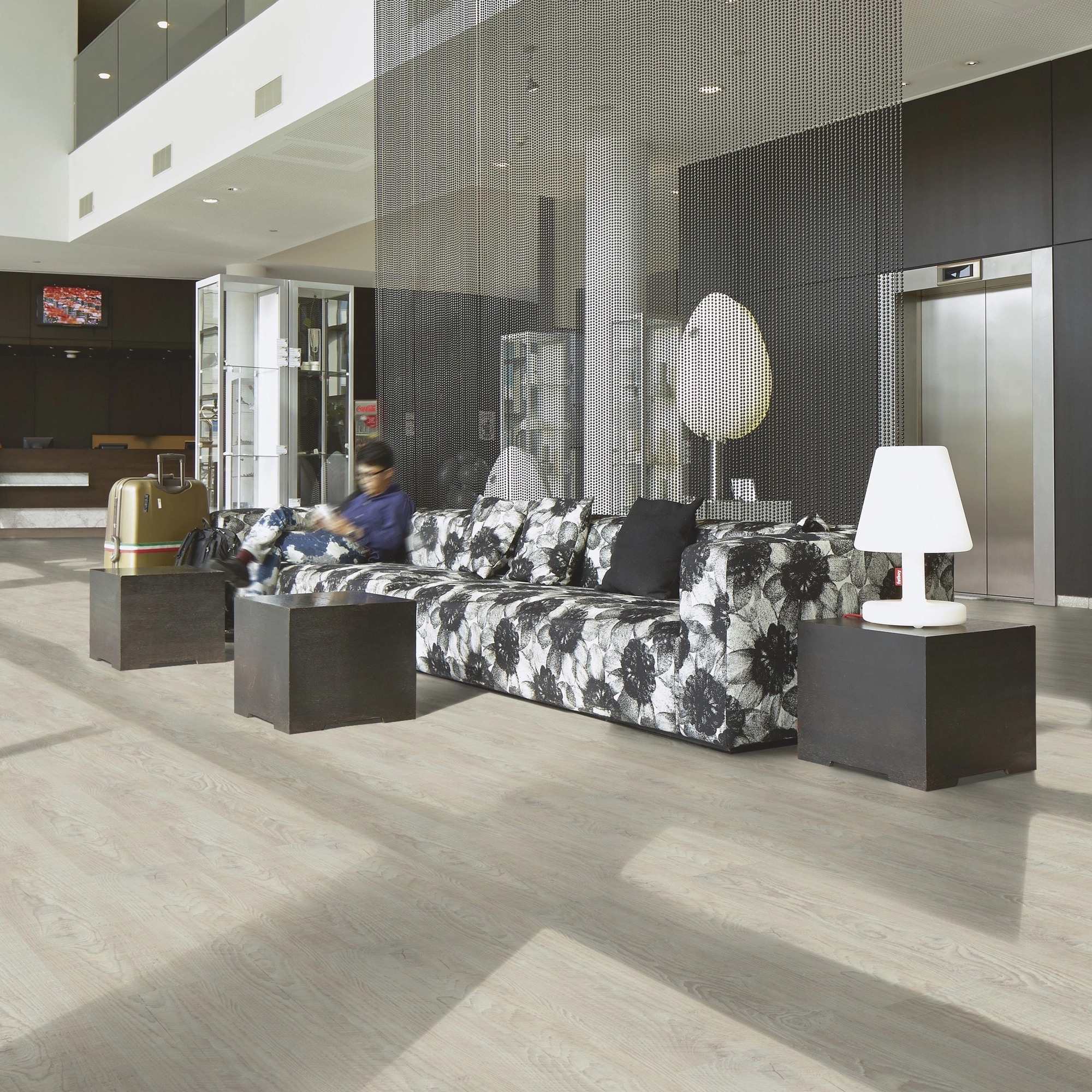 Milieubild Hotellobby mit Rezeption - Forbo Flooring Klebe-Vinyl Enduro Dryback Wood White Pine Milieubild Hotellobby mit Rezeption - Forbo Flooring 217633