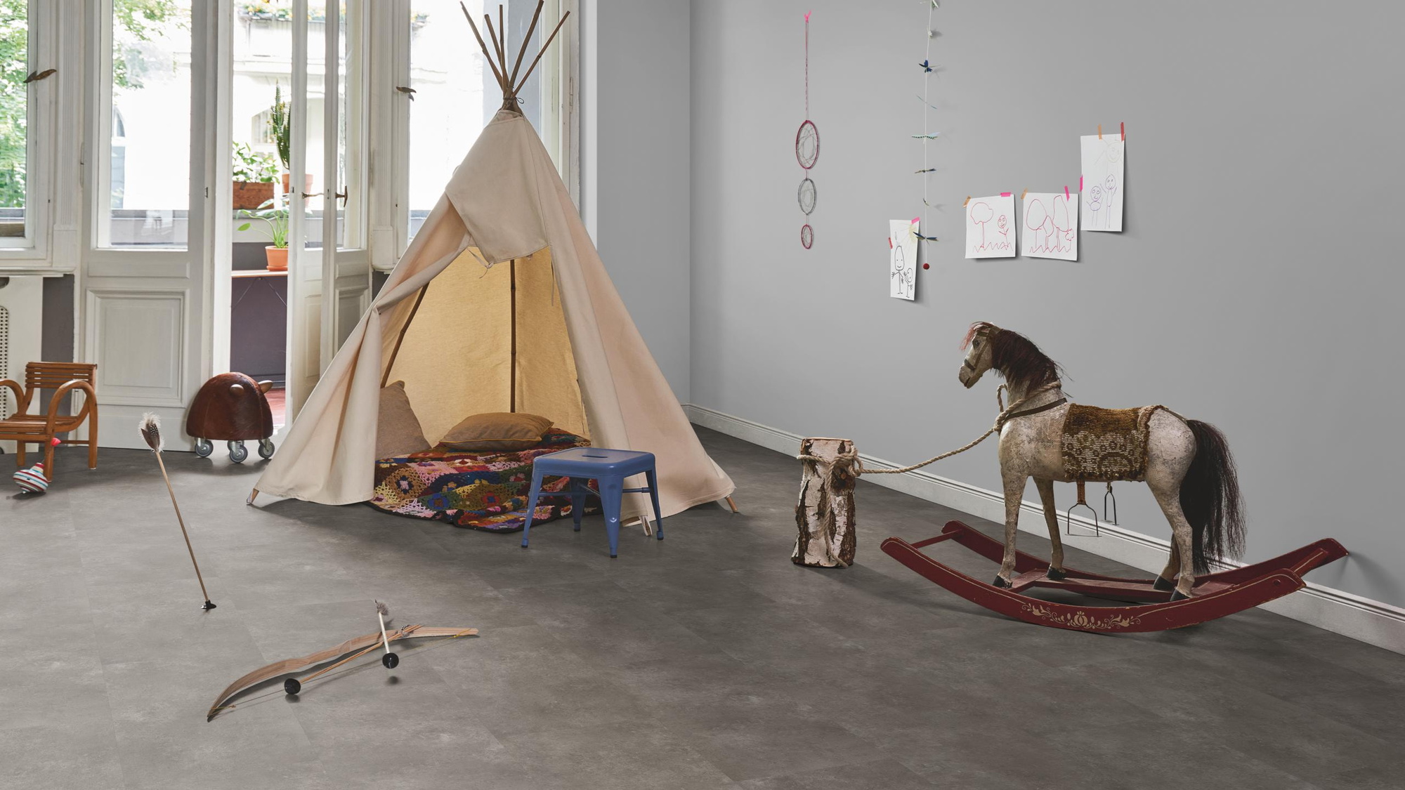 Milieubild Kinderzimmer in Stadtwohnung - Parador Klebe-Vinyl Trendtime 5 Dryback Stein Trafalgar dunkelgrau Milieubild Kinderzimmer in Stadtwohnung - Parador 1750857