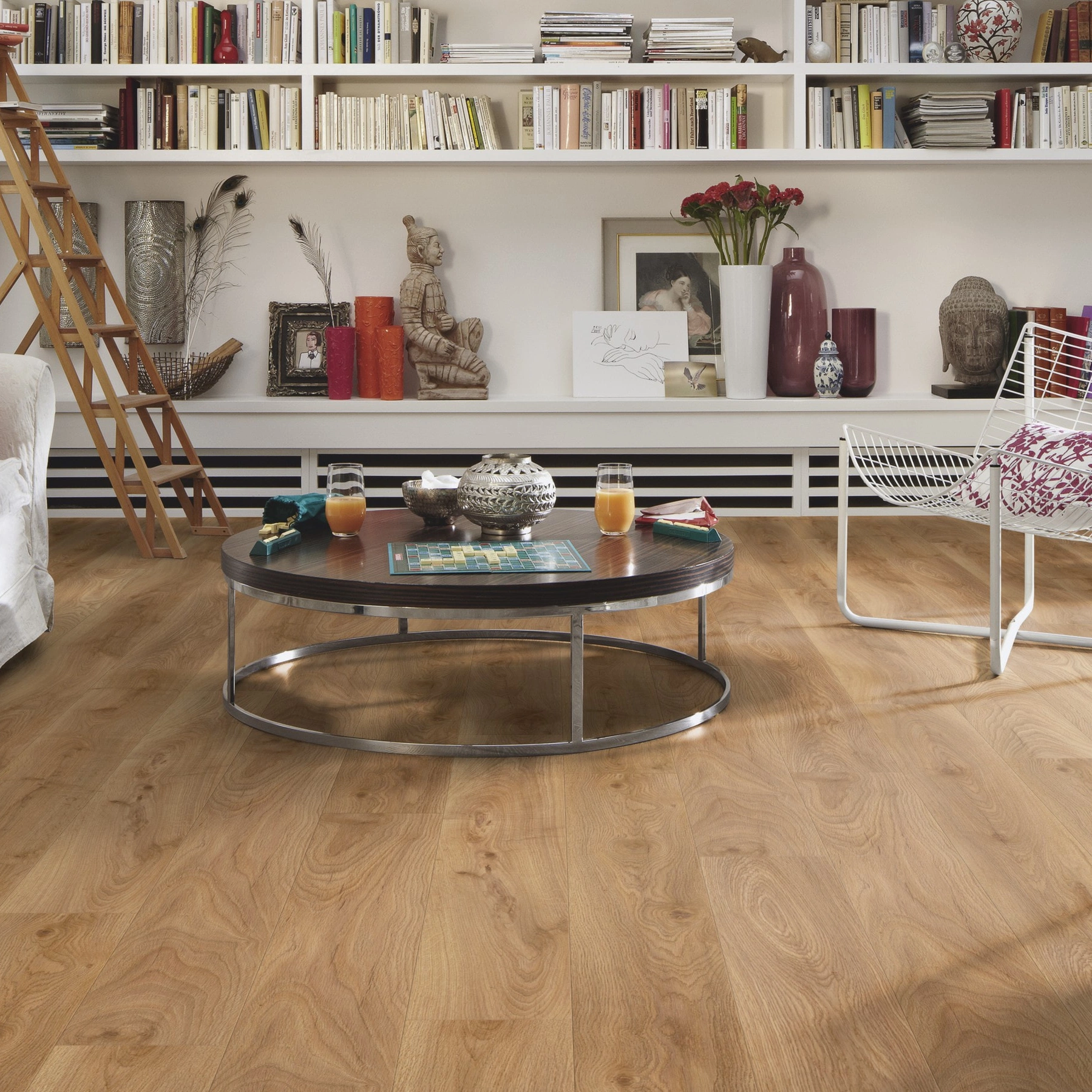 Milieubild Wohnzimmer mit großem Bücherregal - Meister Laminat LD 150 Eiche Woodend Milieubild Wohnzimmer mit großem Bücherregal - Meister 600017-1288198-07014