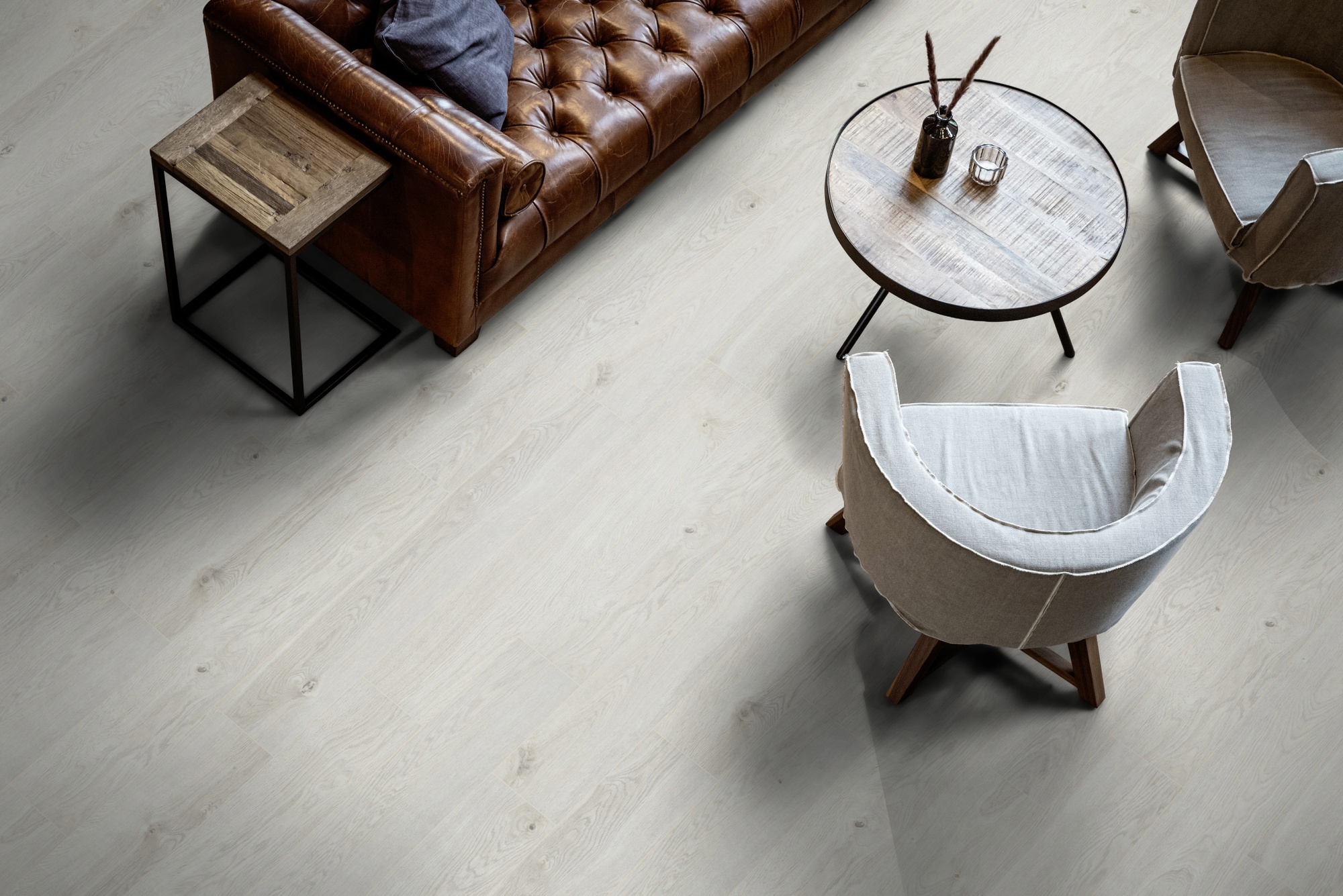 Milieubild Wohnzimmer mit Ledersofa - Blick von oben - ter Hürne Klick-Designboden Dureco Strong Classic Edition Eiche Santorini Milieubild Wohnzimmer mit Ledersofa - Blick von oben - ter Hürne 1101260052