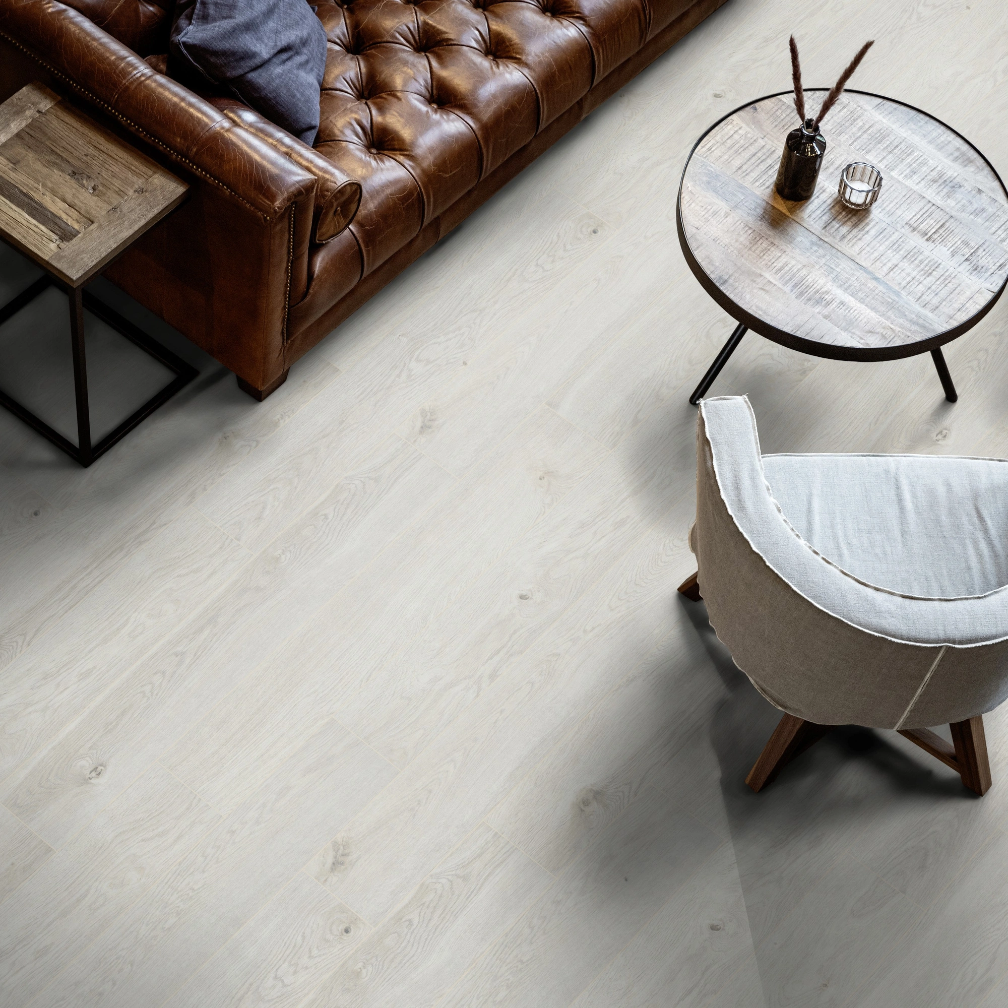Milieubild Wohnzimmer mit Ledersofa - Blick von oben - ter Hürne Klick-Designboden Dureco Strong Classic Edition Eiche Santorini Milieubild Wohnzimmer mit Ledersofa - Blick von oben - ter Hürne 1101260052