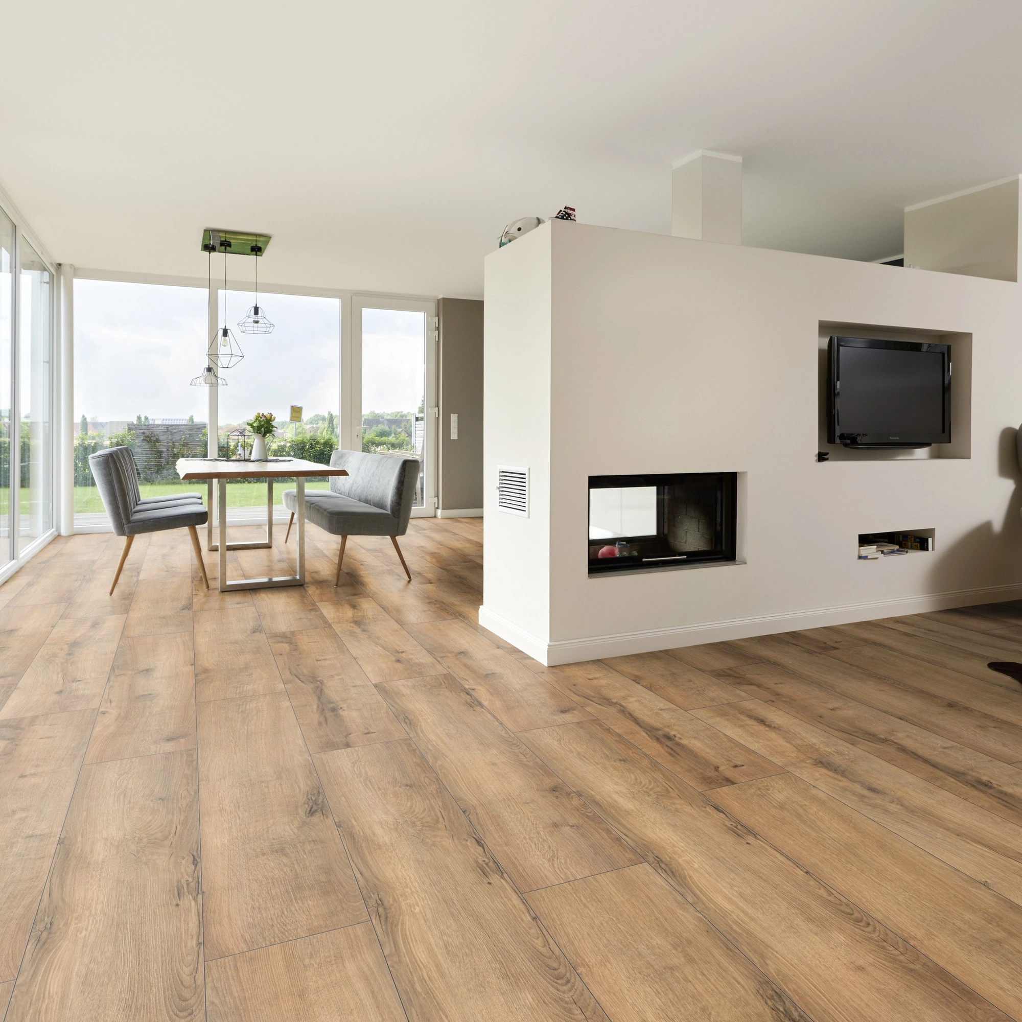 Milieubild Wohnzimmer mit Essbereich und Kamin - ter Hürne Laminat Trend Edition Eiche Industrial Milieubild Wohnzimmer mit Essbereich und Kamin - ter Hürne 1101021823