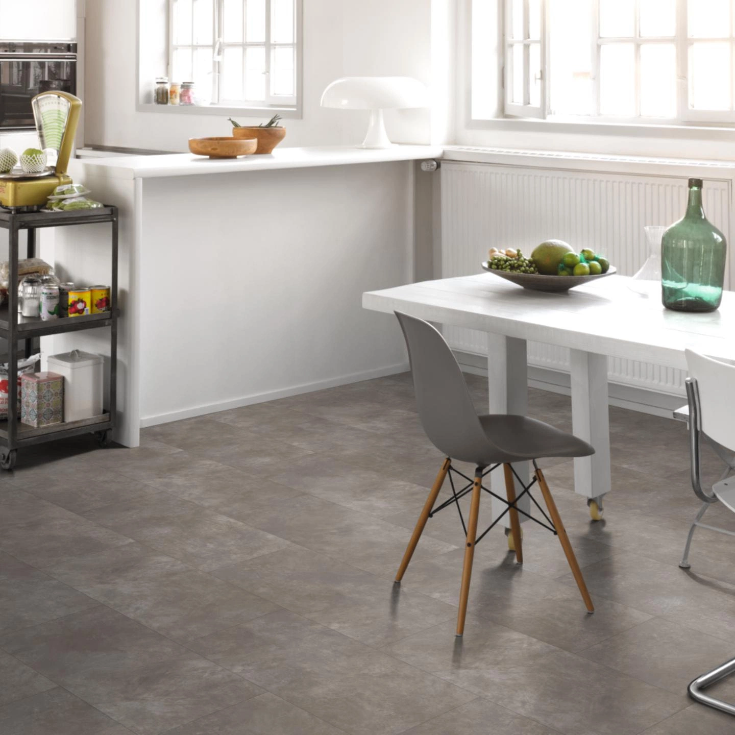 Milieubild Küche mit Essbereich - Parador HDF Klick-Designboden Modular ONE Beton dunkelgrau Milieubild Küche mit Essbereich - Parador 1743541