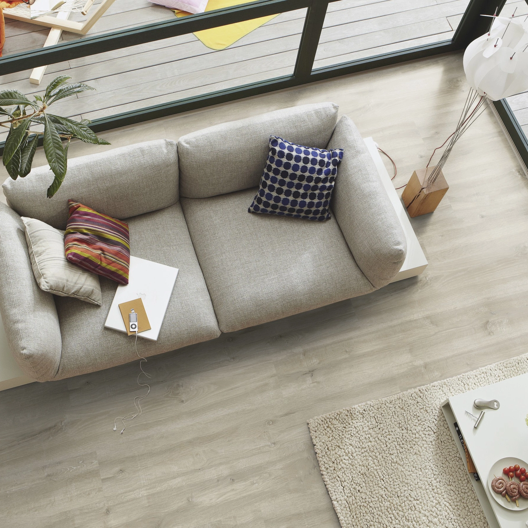 Milieubild Wohnzimmer im Wintergarten - Blick von oben - MEISTER Laminat LD 55 Cabana Wood Milieubild Wohnzimmer im Wintergarten - Blick von oben - MEISTER 600015-1288198-06681