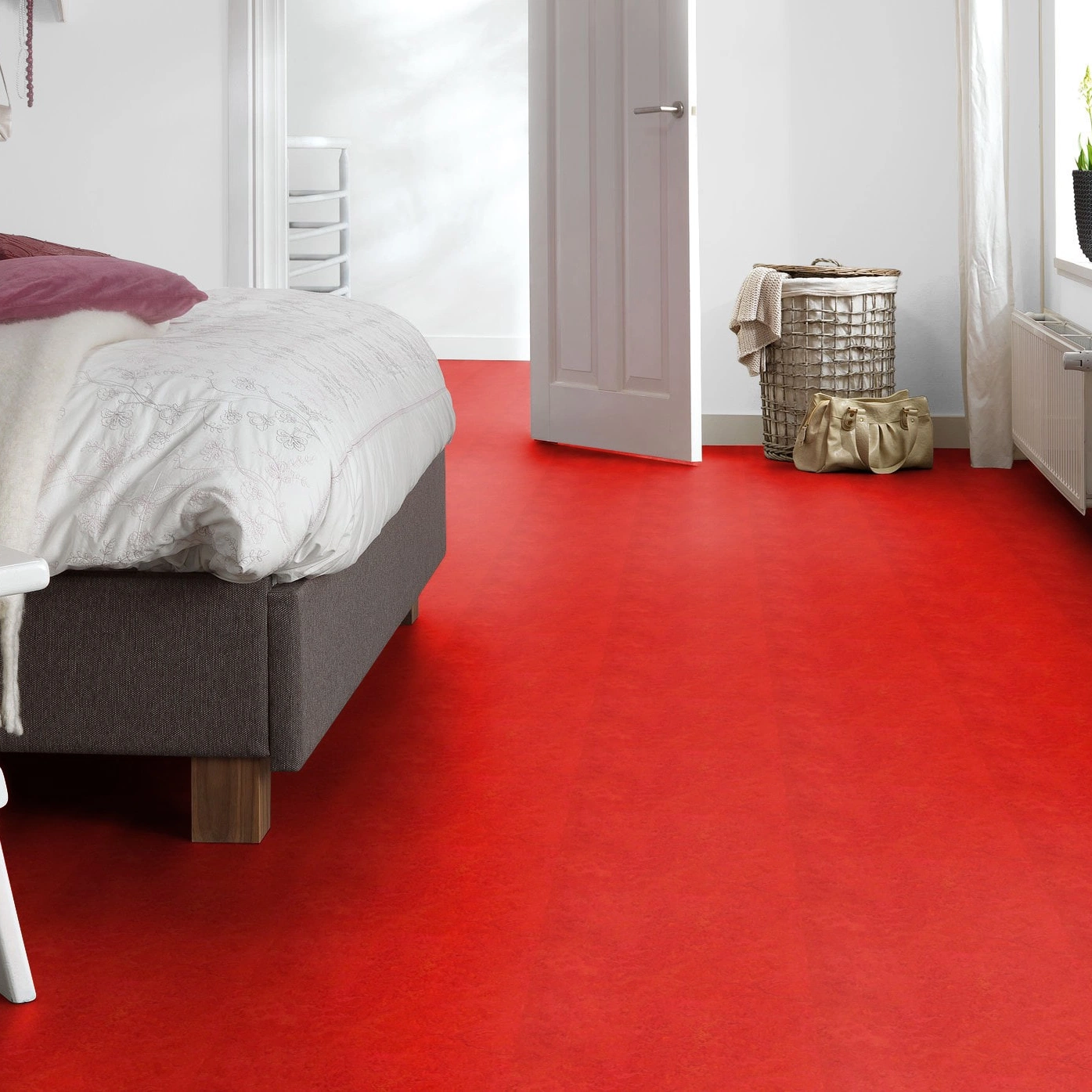 Milieubild Schlafzimmer mit Hocker - Forbo Flooring Marmoleum Click Scarlet Milieubild Schlafzimmer mit Hocker - Forbo Flooring 176489
