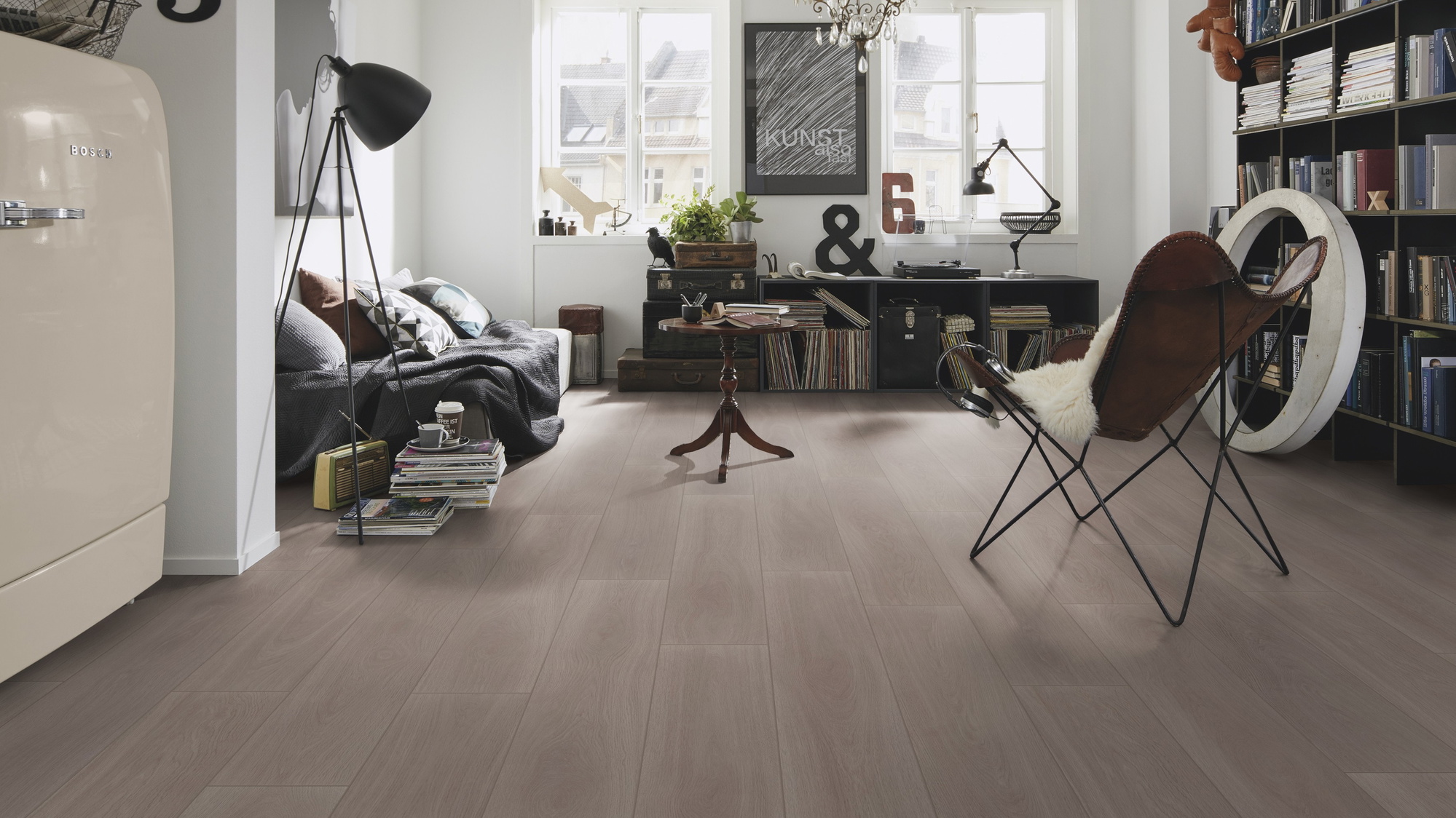 Milieubild Kompaktes Wohnzimmer mit Bücherregal - wineo Klebe-Bioboden PURLINE wineo 1000 wood XL Calm Oak Ash Milieubild Kompaktes Wohnzimmer mit Bücherregal - wineo PL308R