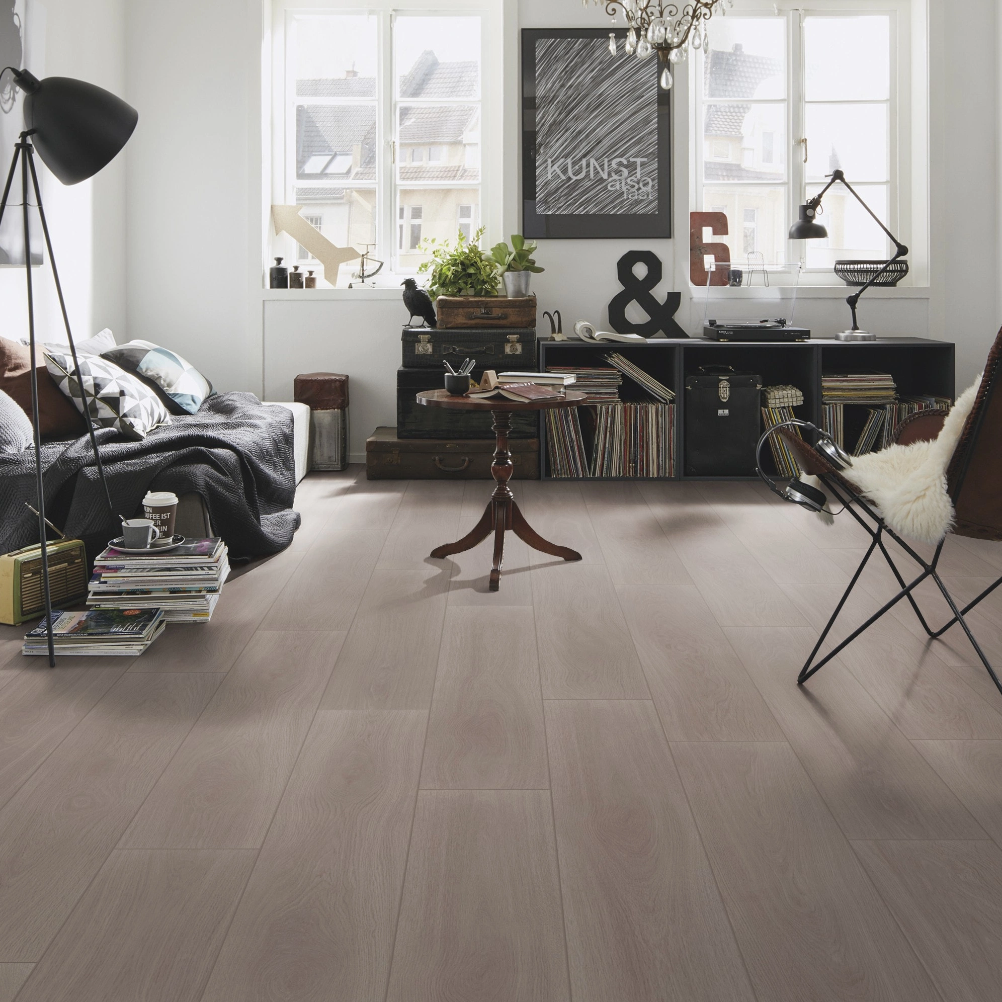 Milieubild Kompaktes Wohnzimmer mit Bücherregal - wineo Klebe-Bioboden PURLINE wineo 1000 wood XL Calm Oak Ash Milieubild Kompaktes Wohnzimmer mit Bücherregal - wineo PL308R