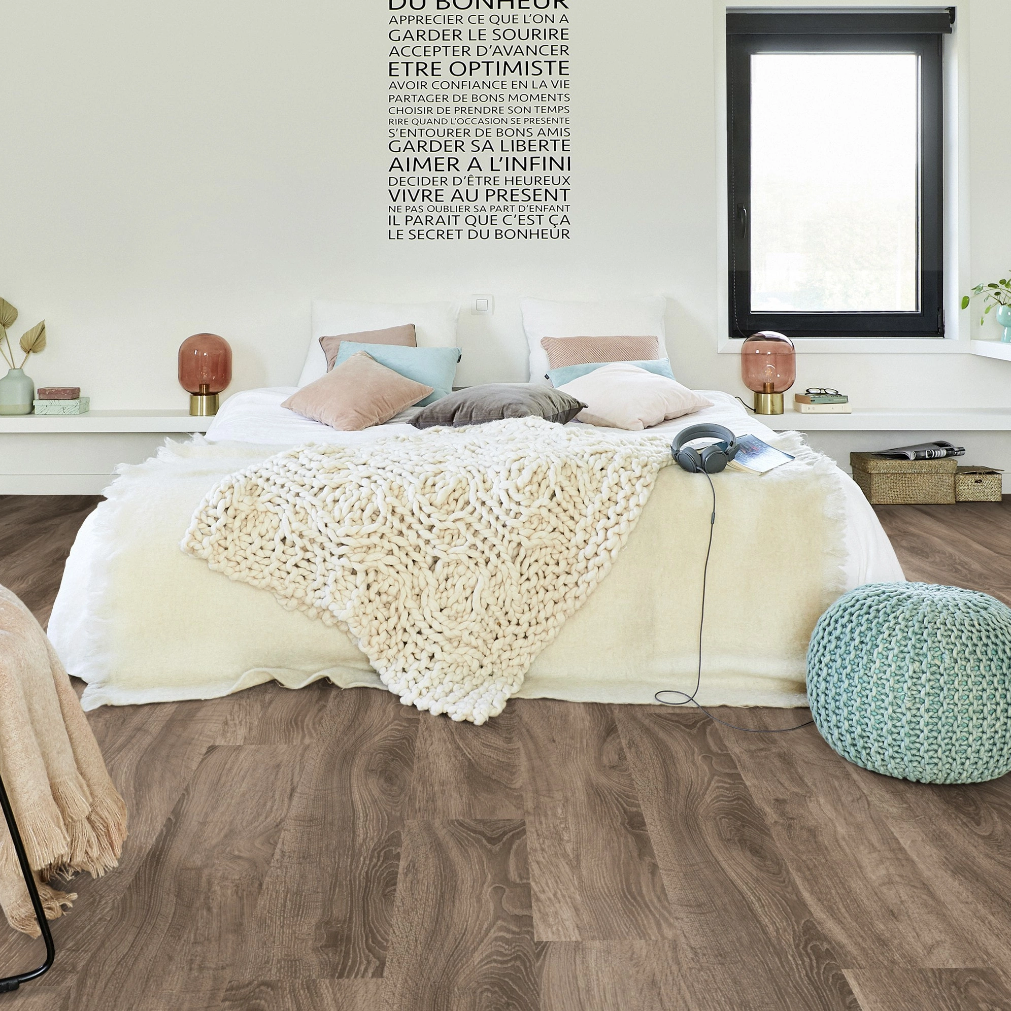 Milieubild Modernes Schlafzimmer - Bett mit Stuhl - Tarkett Klebe-Vinyl iD Inspiration 30 CLASSICS English Oak Brown Milieubild Modernes Schlafzimmer - Bett mit Stuhl - Tarkett 24524009