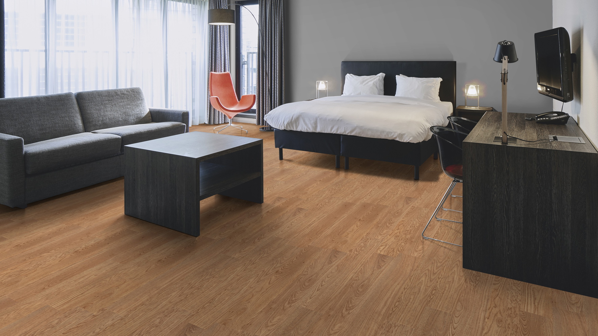 Milieubild Hotelzimmer mit Kingsize-Bett - Forbo Flooring 220165