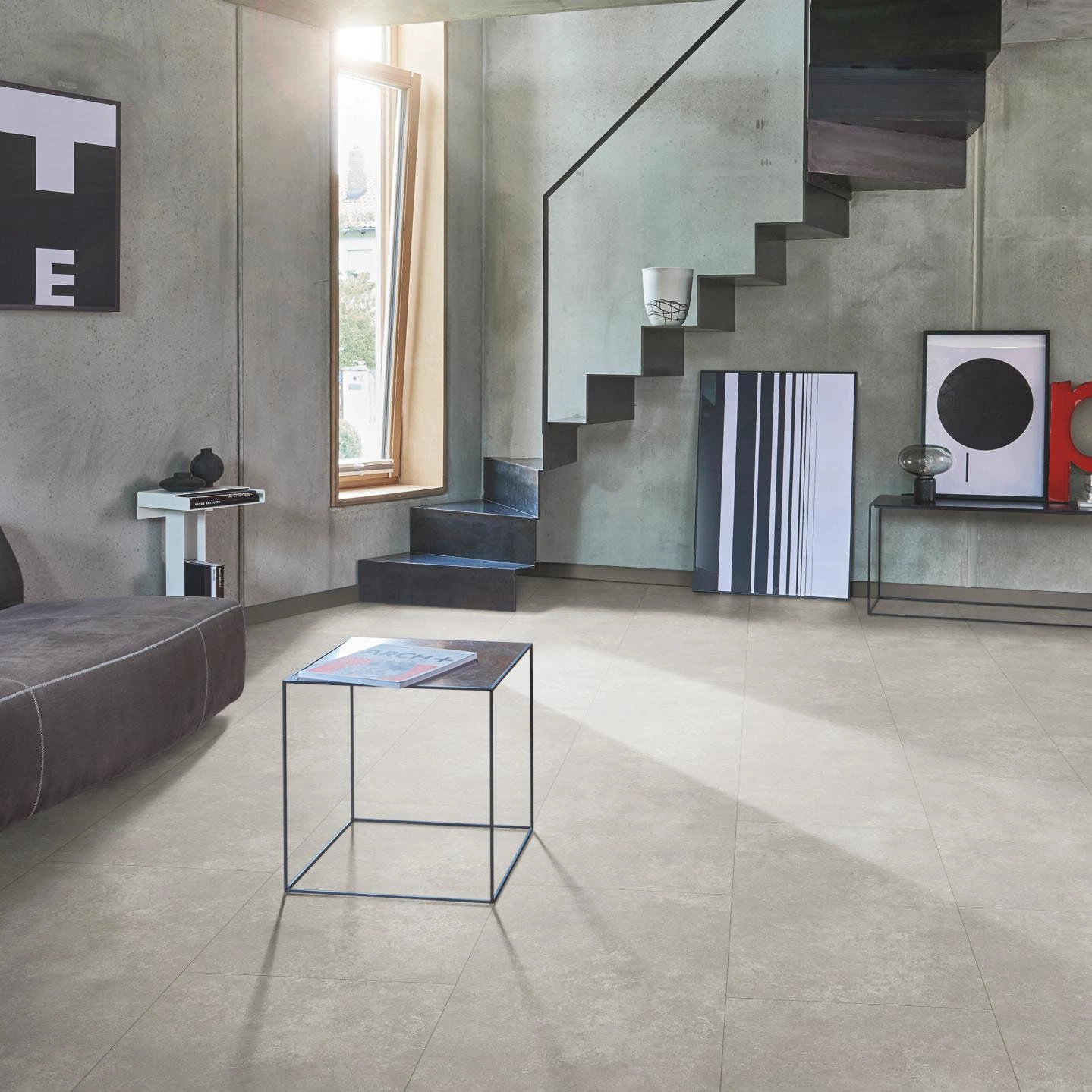 Milieubild Wohnzimmer im modernen Loft-Stil - Parador HDF Klick-Designboden Modular ONE Stein Atlas hellgrau Milieubild Wohnzimmer im modernen Loft-Stil - Parador 1748731