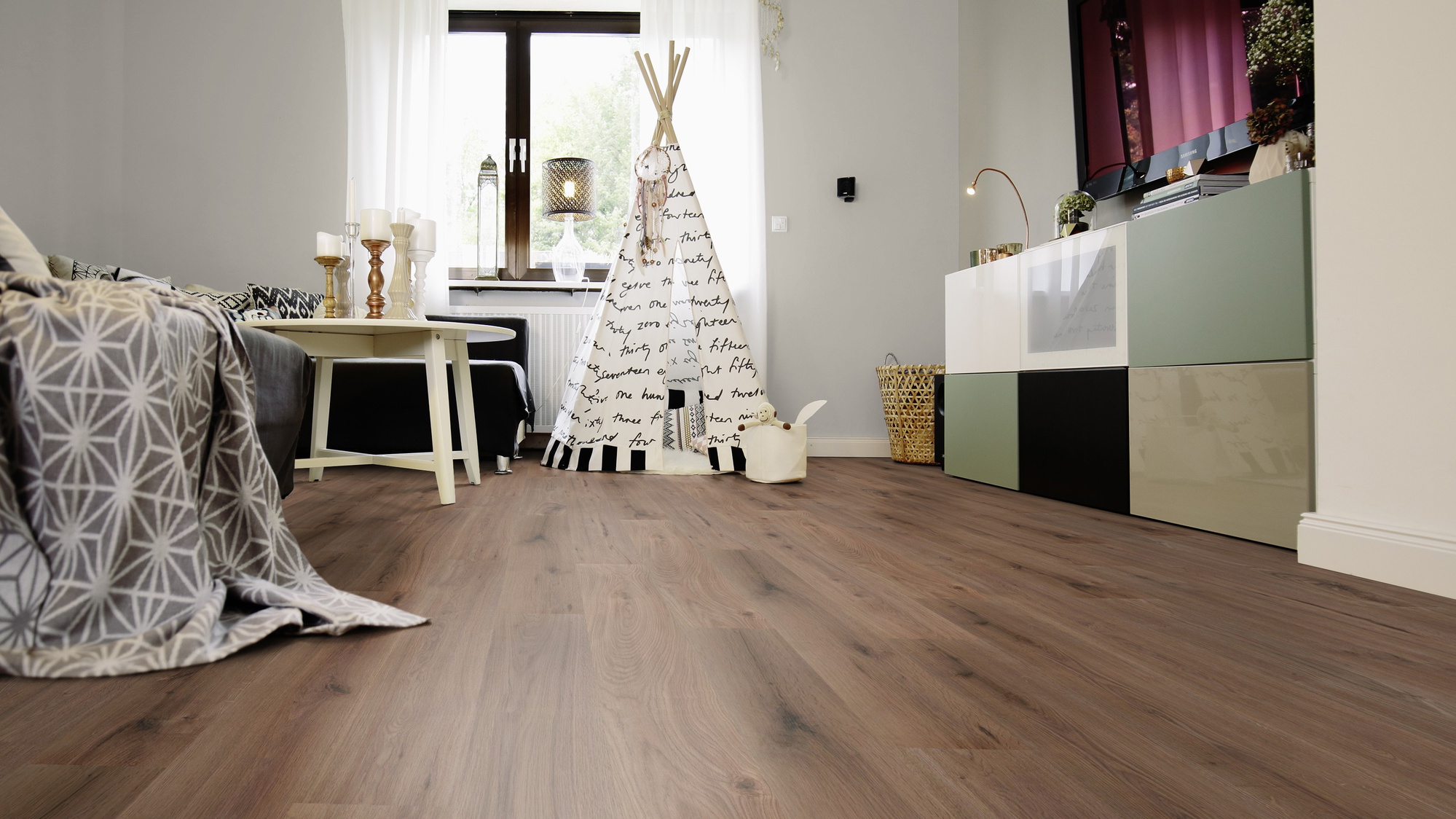 Milieubild Wohnzimmer mit Sideboard und Fernseher - wineo Klick-Bioboden PURLINE wineo 1000 wood L Strong Oak Cappuccino Milieubild Wohnzimmer mit Sideboard und Fernseher - wineo PLC303R