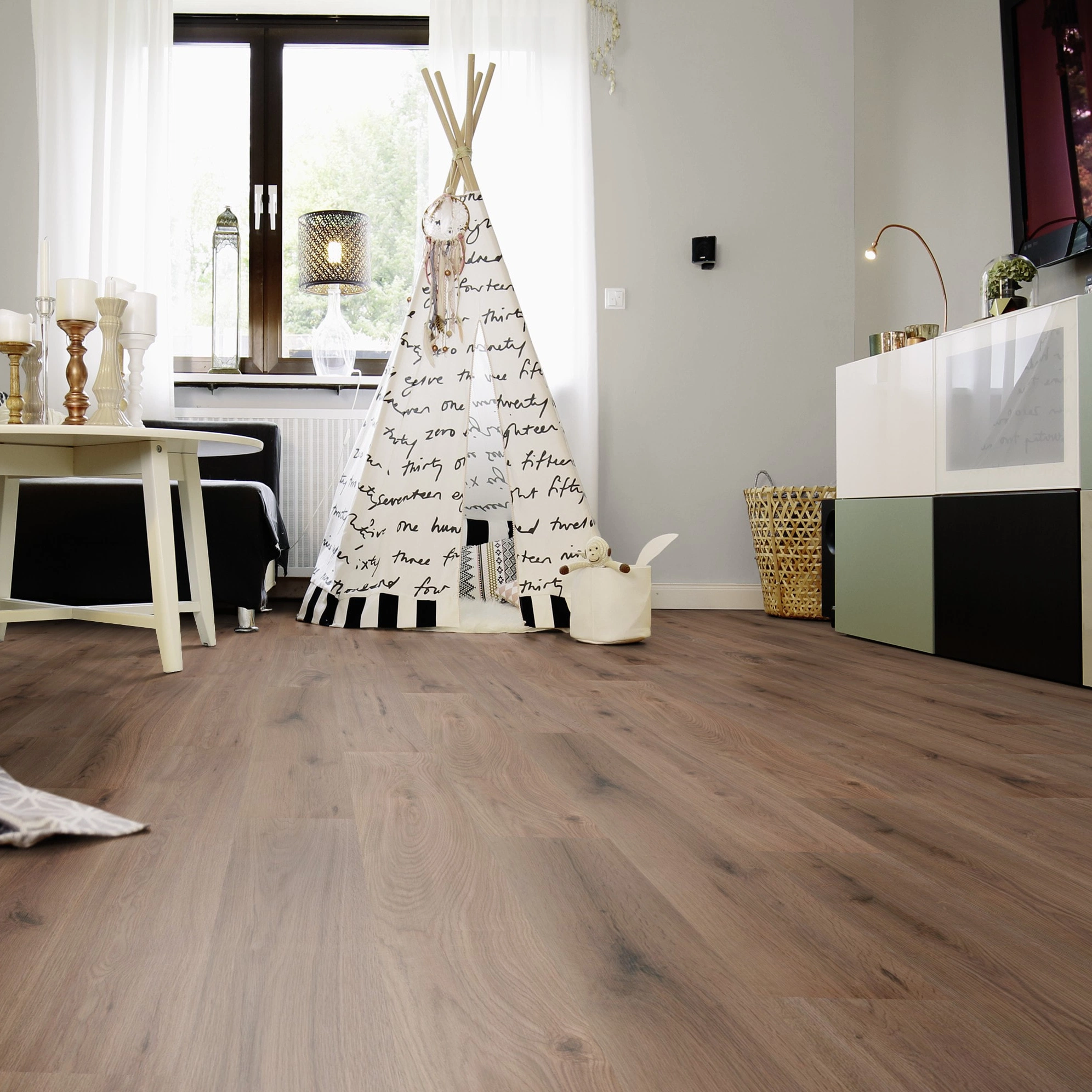 Milieubild Wohnzimmer mit Sideboard und Fernseher - wineo Klick-Bioboden PURLINE wineo 1000 wood L Strong Oak Cappuccino Milieubild Wohnzimmer mit Sideboard und Fernseher - wineo PLC303R