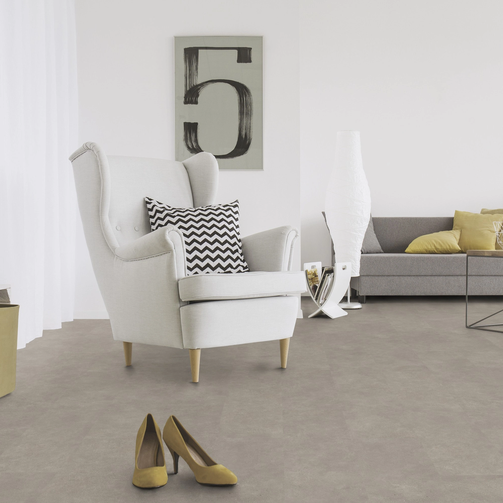 Milieubild Wohnzimmer mit Sessel und Sofa - Wicanders Wise HDF Klick-Designboden stone Natural Microcement Milieubild Wohnzimmer mit Sessel und Sofa - Wicanders Wise 80003907