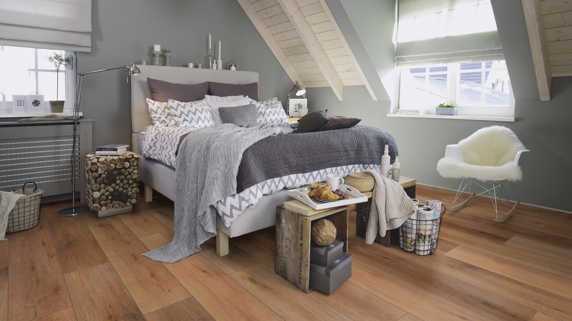 Milieubild Schlafzimmer im modernen Dachgeschoss - wineo PLC315R