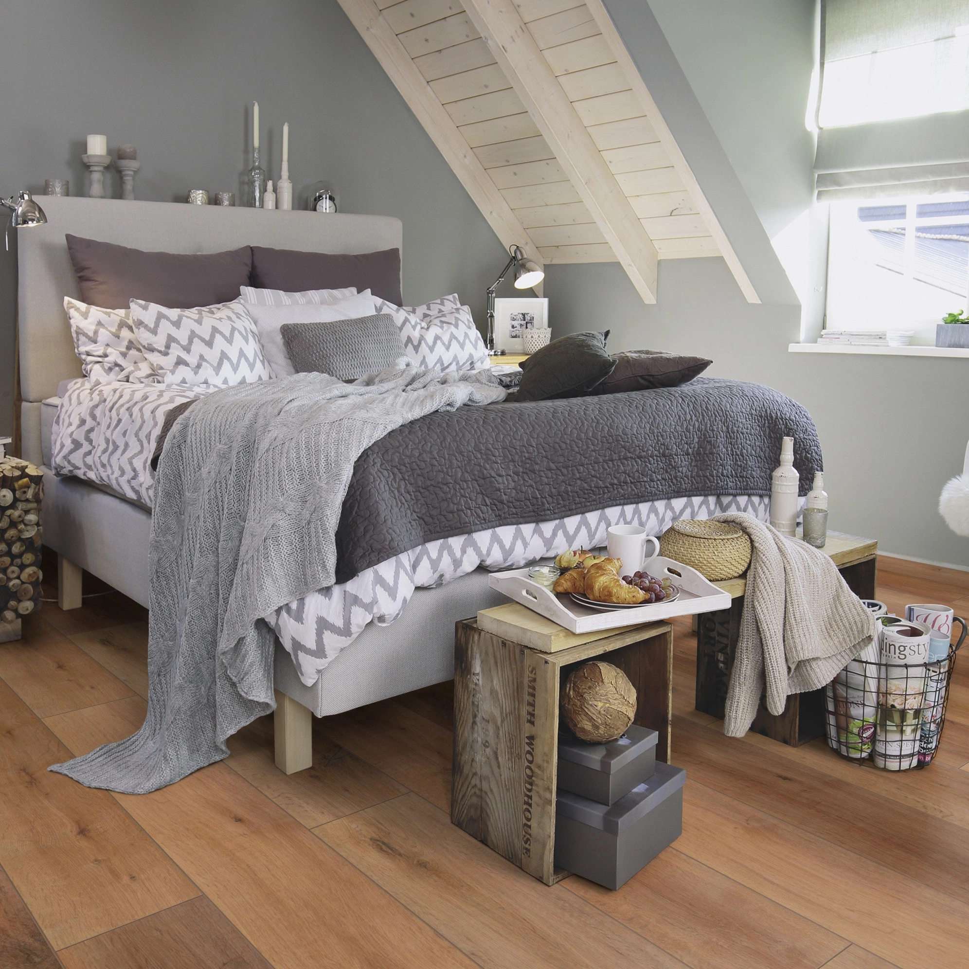Milieubild Schlafzimmer im modernen Dachgeschoss - wineo Klick-Bioboden PURLINE wineo 1000 wood XL Rustic Oak Nougat Milieubild Schlafzimmer im modernen Dachgeschoss - wineo PLC315R