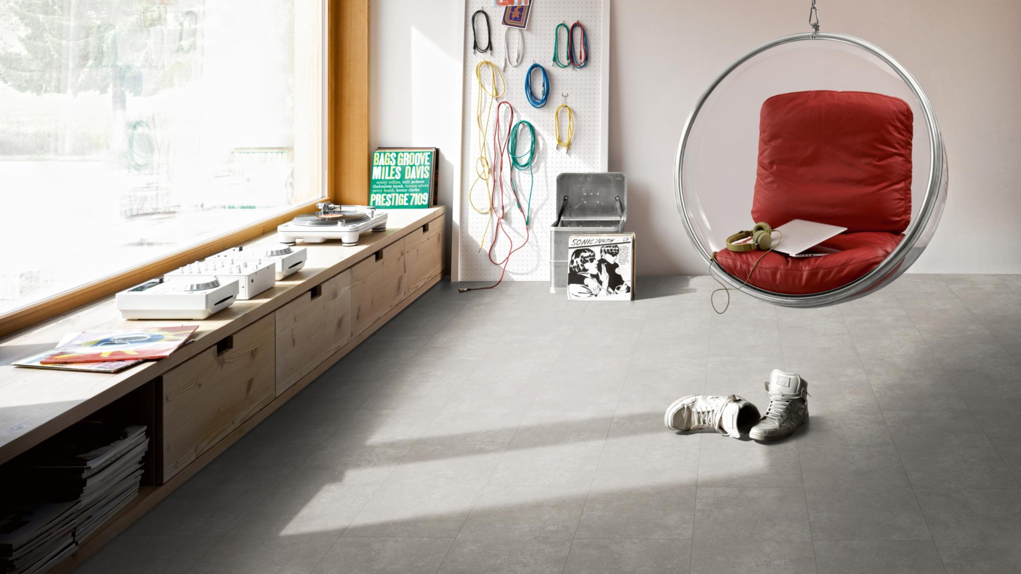 Milieubild Musikzimmer mit Plattenspieler - Parador HDF Klick-Designboden Modular ONE Stein Atlas hellgrau Milieubild Musikzimmer mit Plattenspieler - Parador 1748731