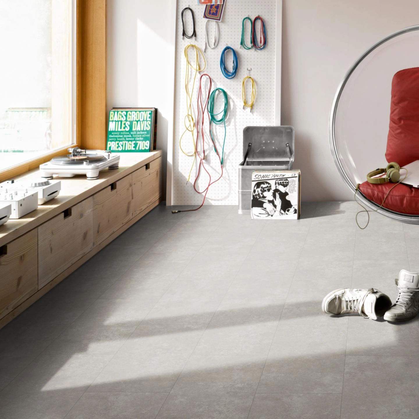 Milieubild Musikzimmer mit Plattenspieler - Parador HDF Klick-Designboden Modular ONE Stein Atlas hellgrau Milieubild Musikzimmer mit Plattenspieler - Parador 1748731