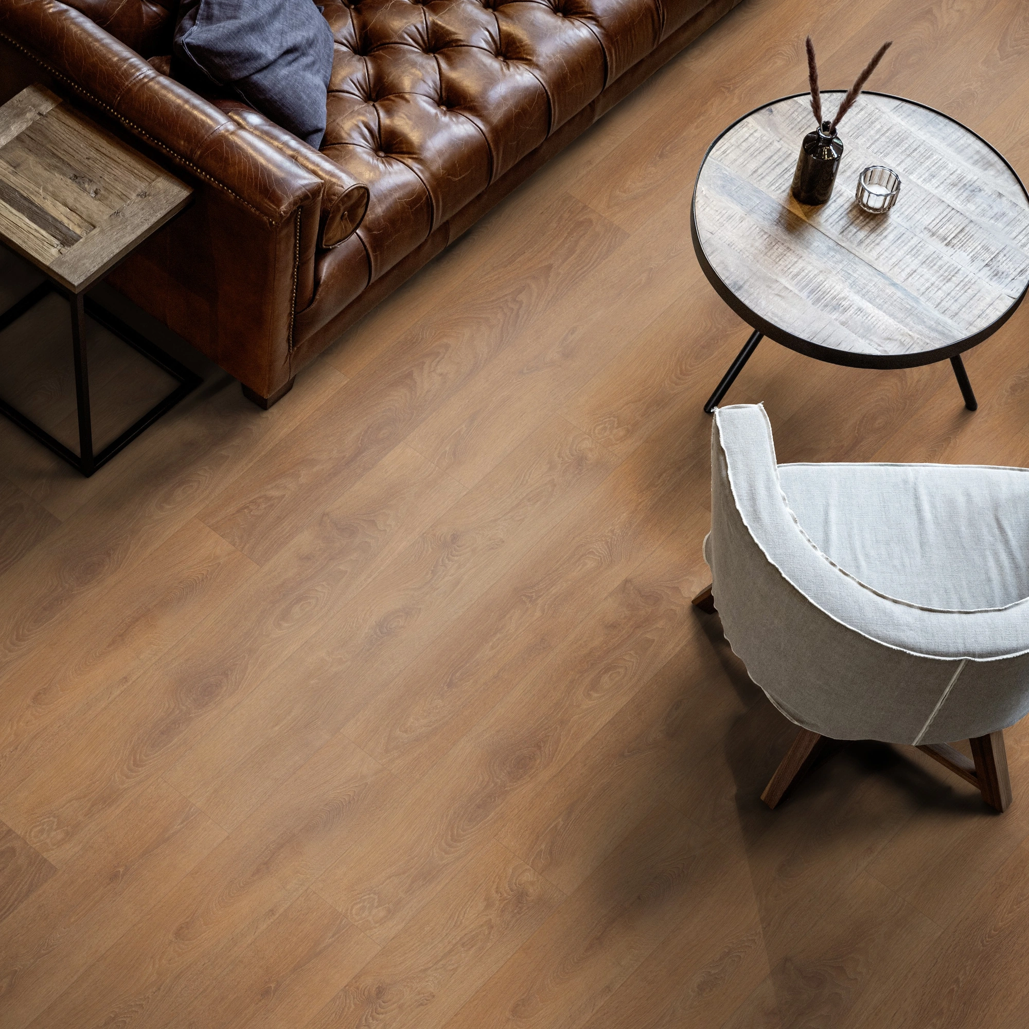Milieubild Wohnzimmer mit Ledersofa - Blick von oben - ter Hürne Laminat Classic Edition Eiche Texas Diner Milieubild Wohnzimmer mit Ledersofa - Blick von oben - ter Hürne 1101021840