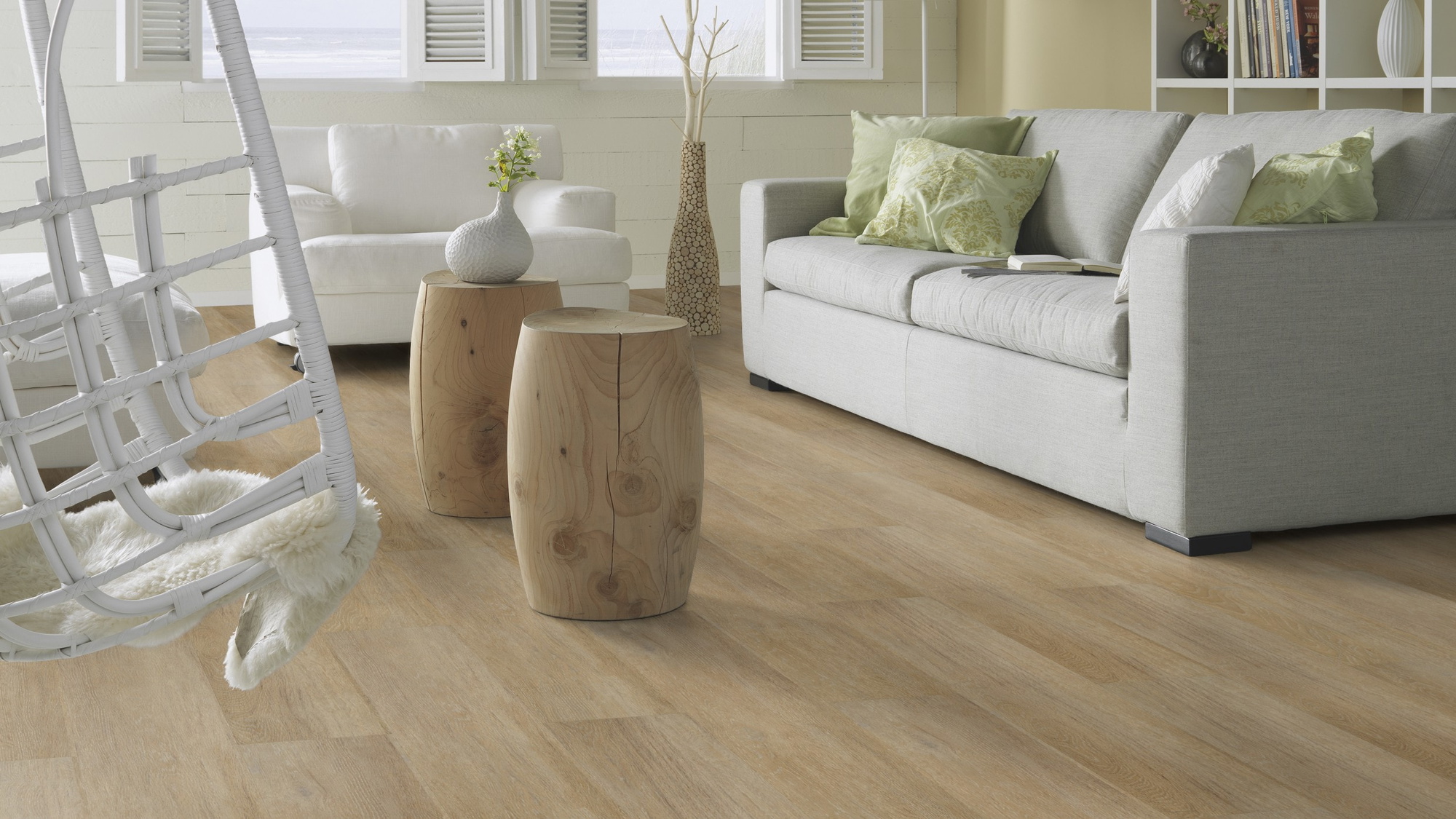 Milieubild Modernes, freundliches Wohnzimmer mit Sofa - Forbo Flooring Klick-Vinyl Enduro Click Decibel 0.55 Golden Oak Milieubild Modernes, freundliches Wohnzimmer mit Sofa - Forbo Flooring 253432
