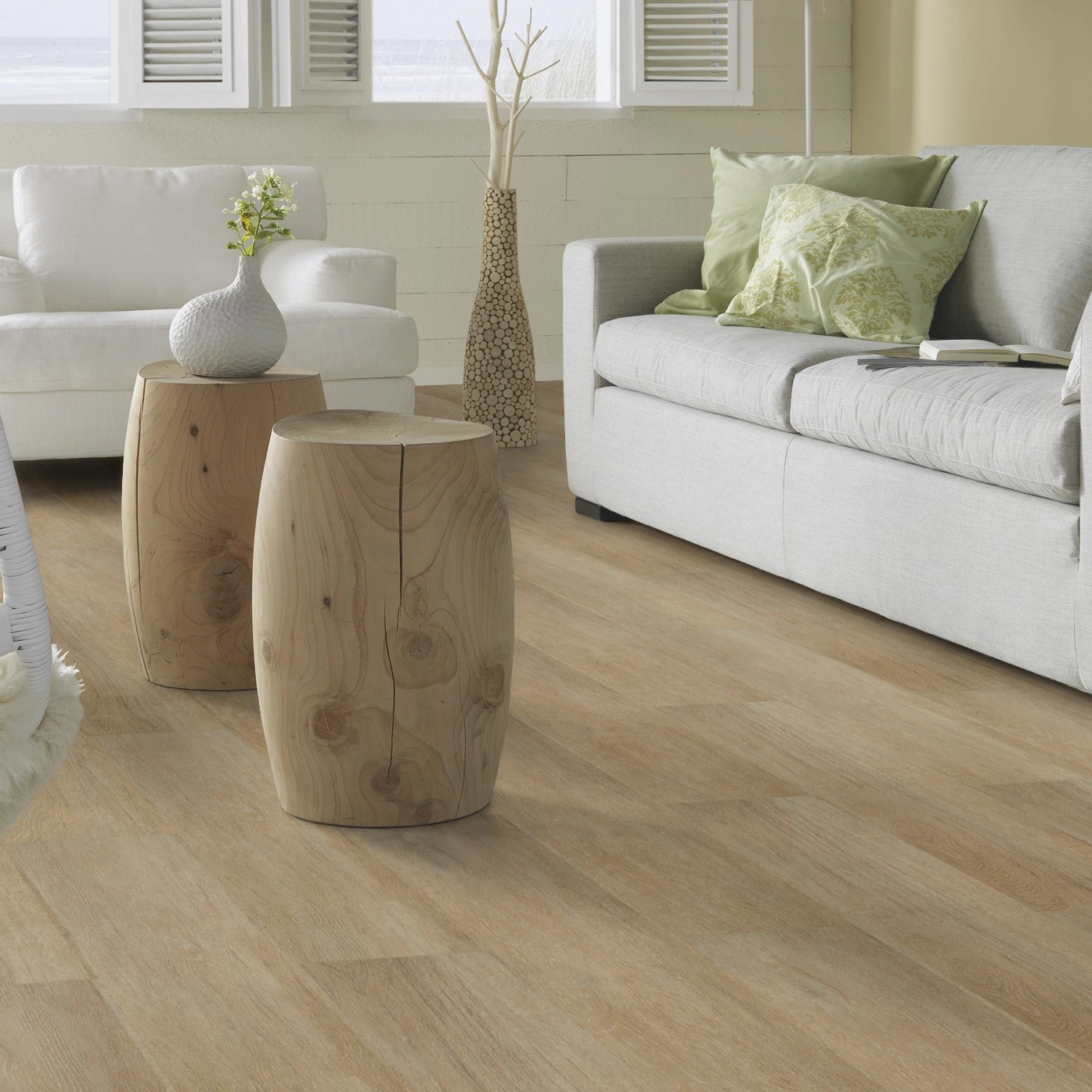Milieubild Modernes, freundliches Wohnzimmer mit Sofa - Forbo Flooring Klick-Vinyl Enduro Click Decibel 0.55 Golden Oak Milieubild Modernes, freundliches Wohnzimmer mit Sofa - Forbo Flooring 253432